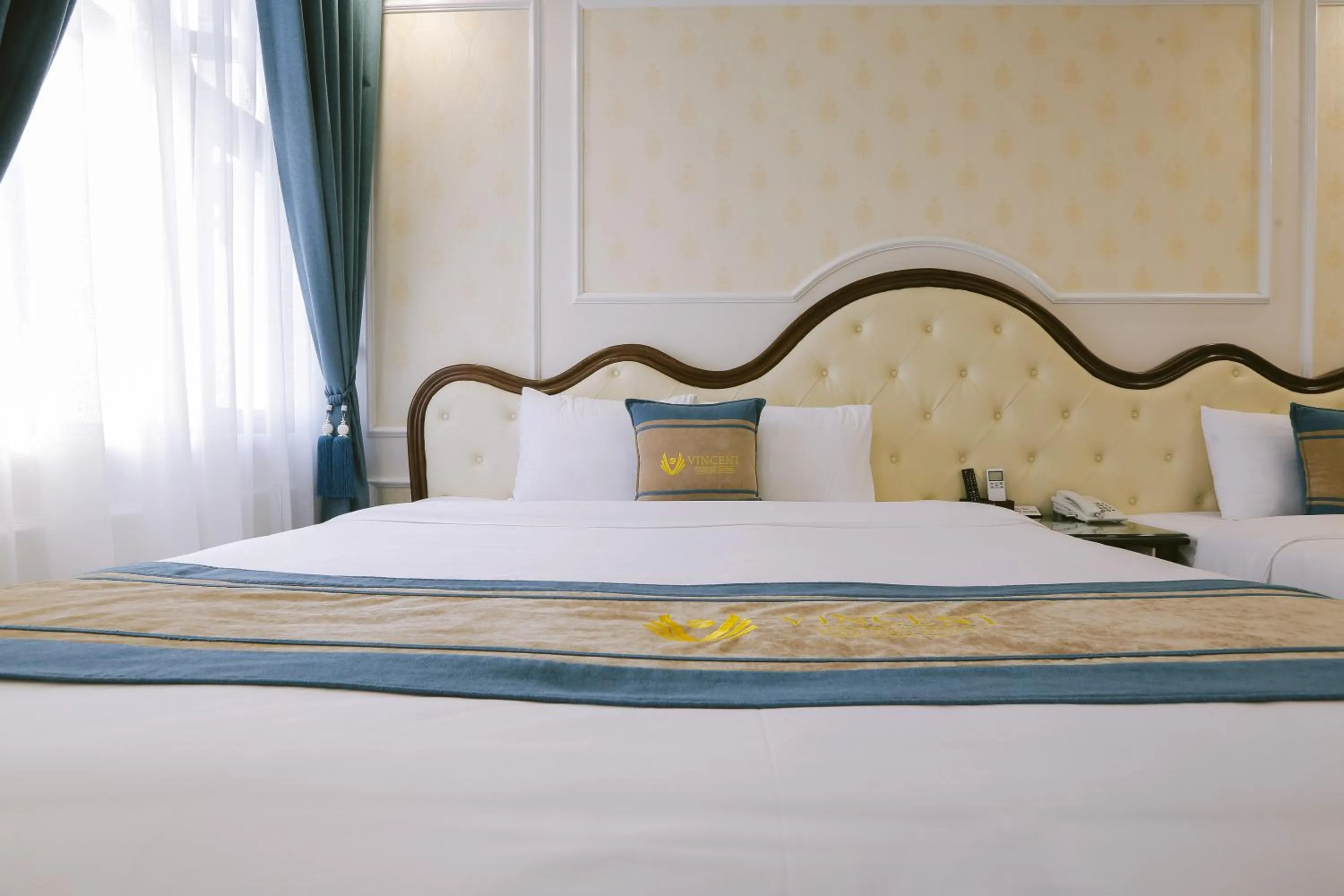 Bed in Vincent Halong Hotel