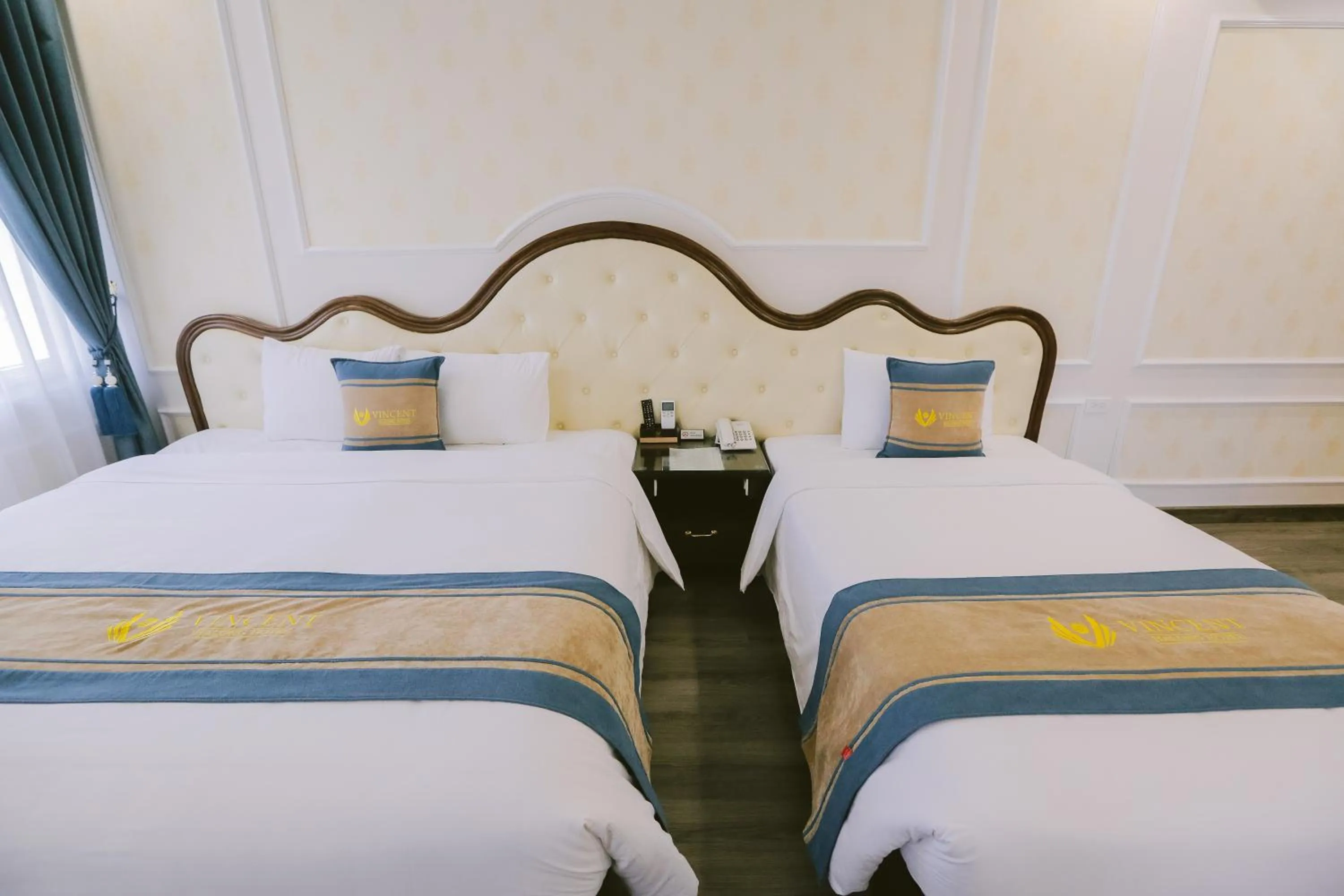 Bed in Vincent Halong Hotel