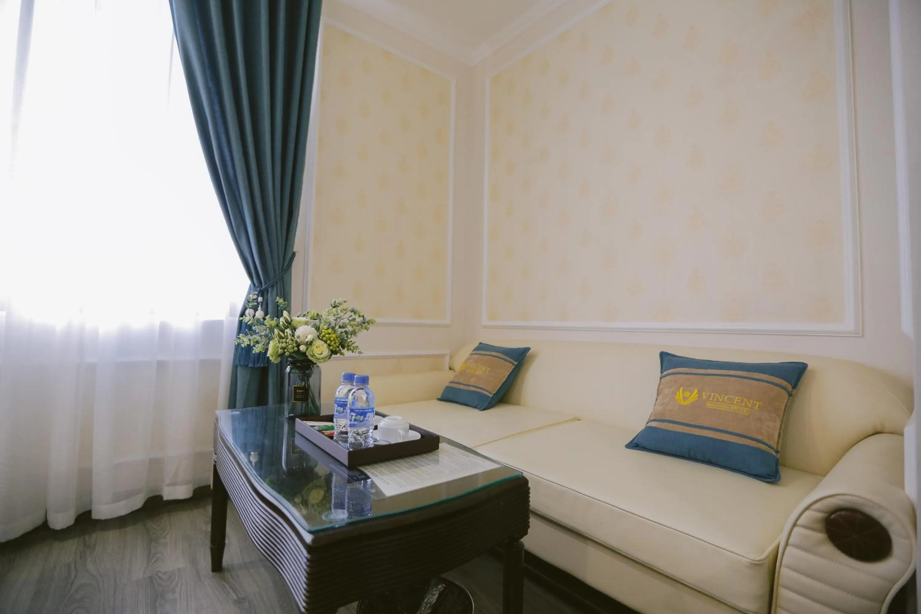 Living room in Vincent Halong Hotel