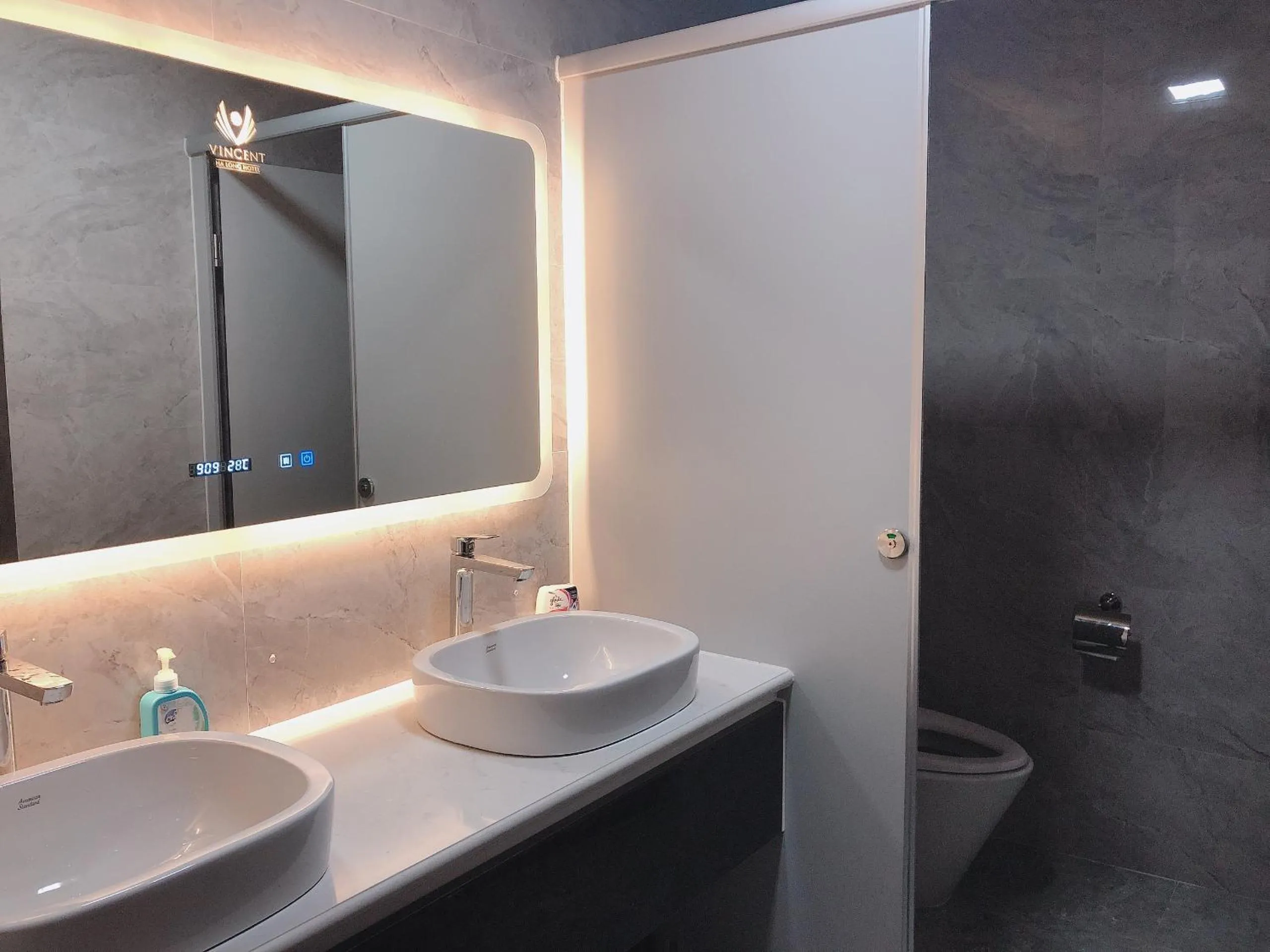 Toilet in Vincent Halong Hotel