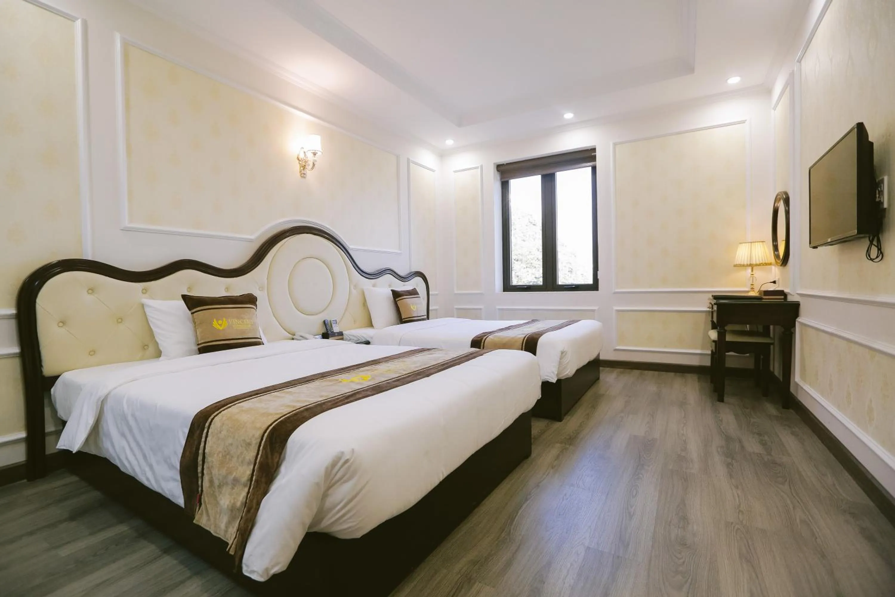 Bed in Vincent Halong Hotel