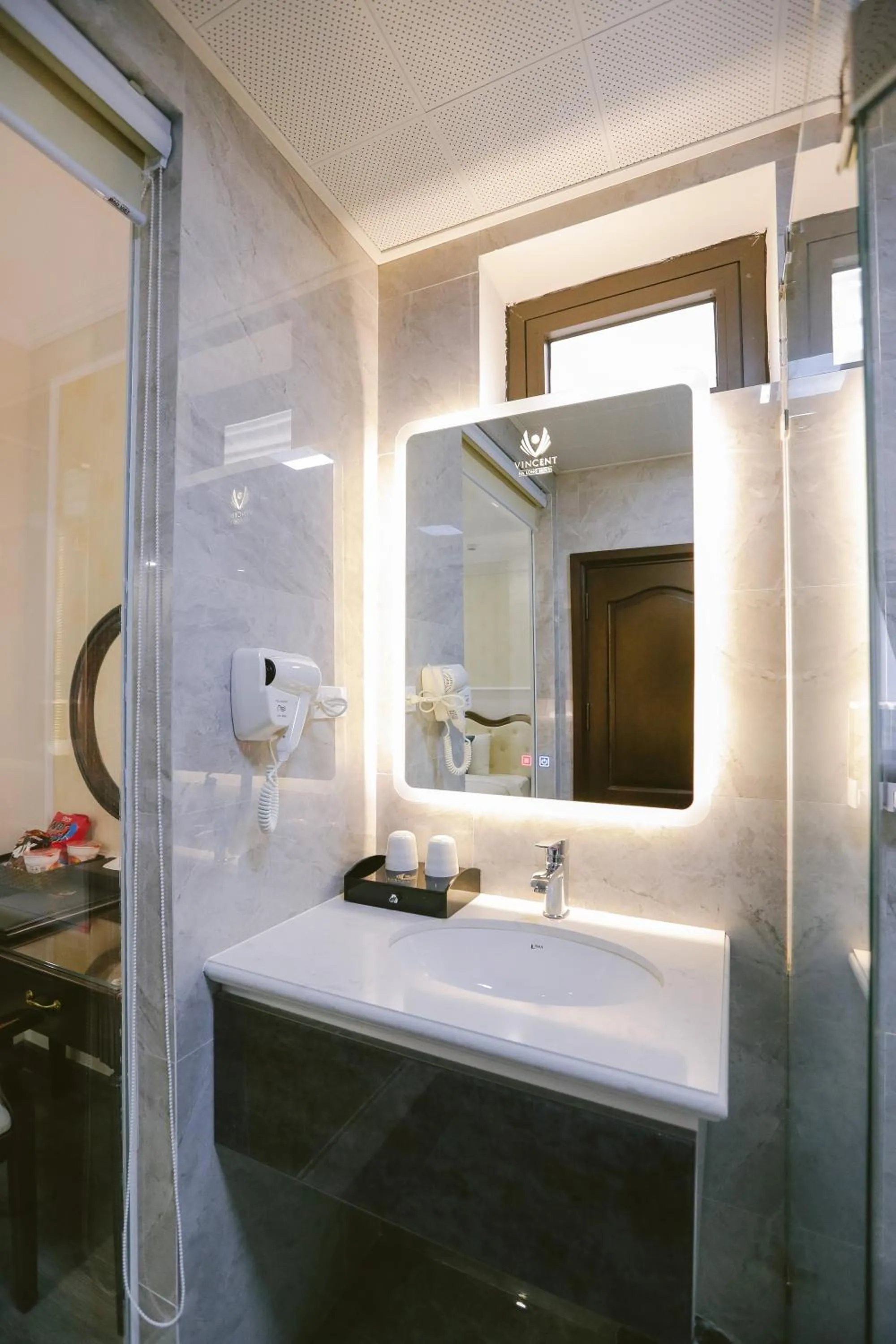 Shower in Vincent Halong Hotel