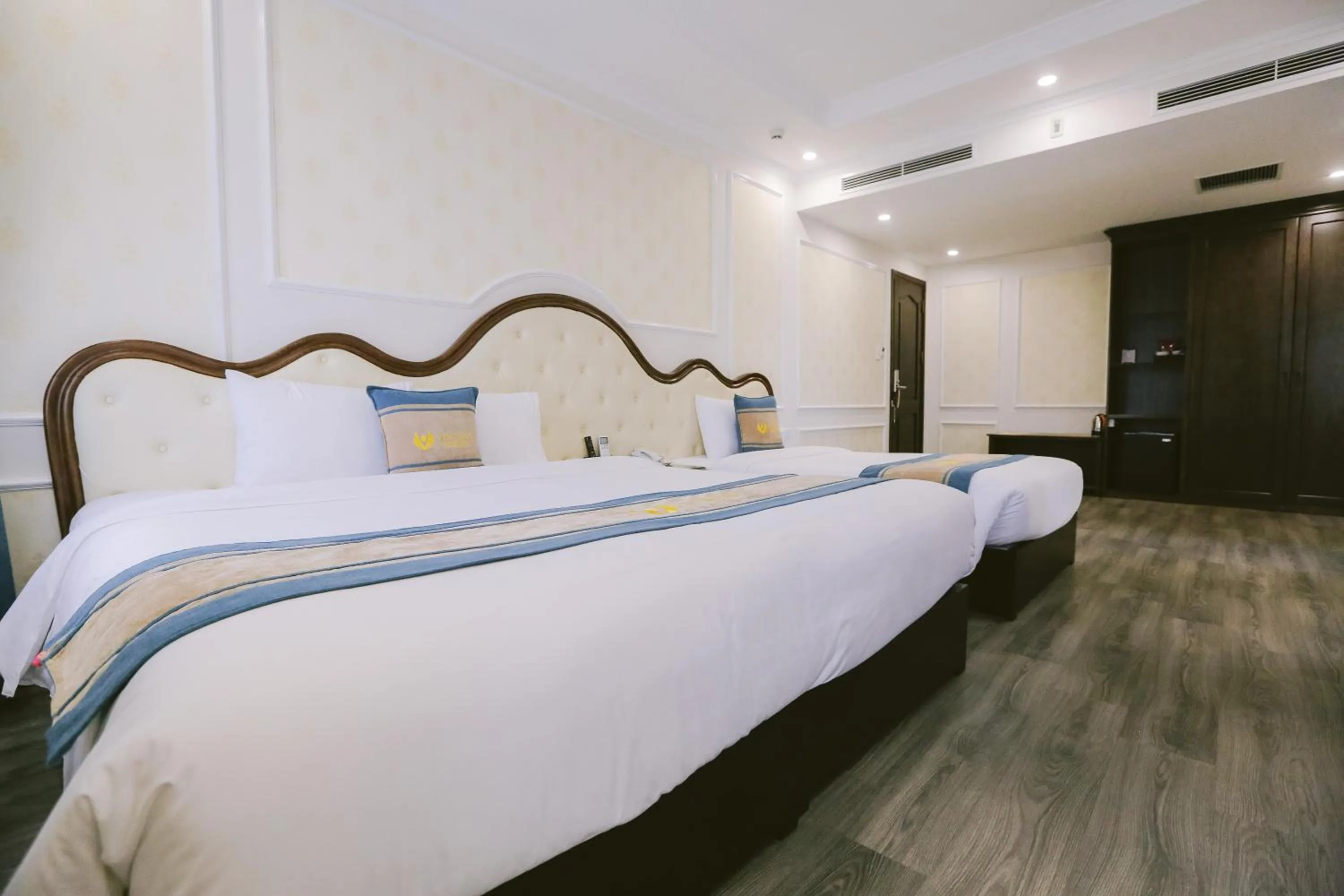 Bed in Vincent Halong Hotel