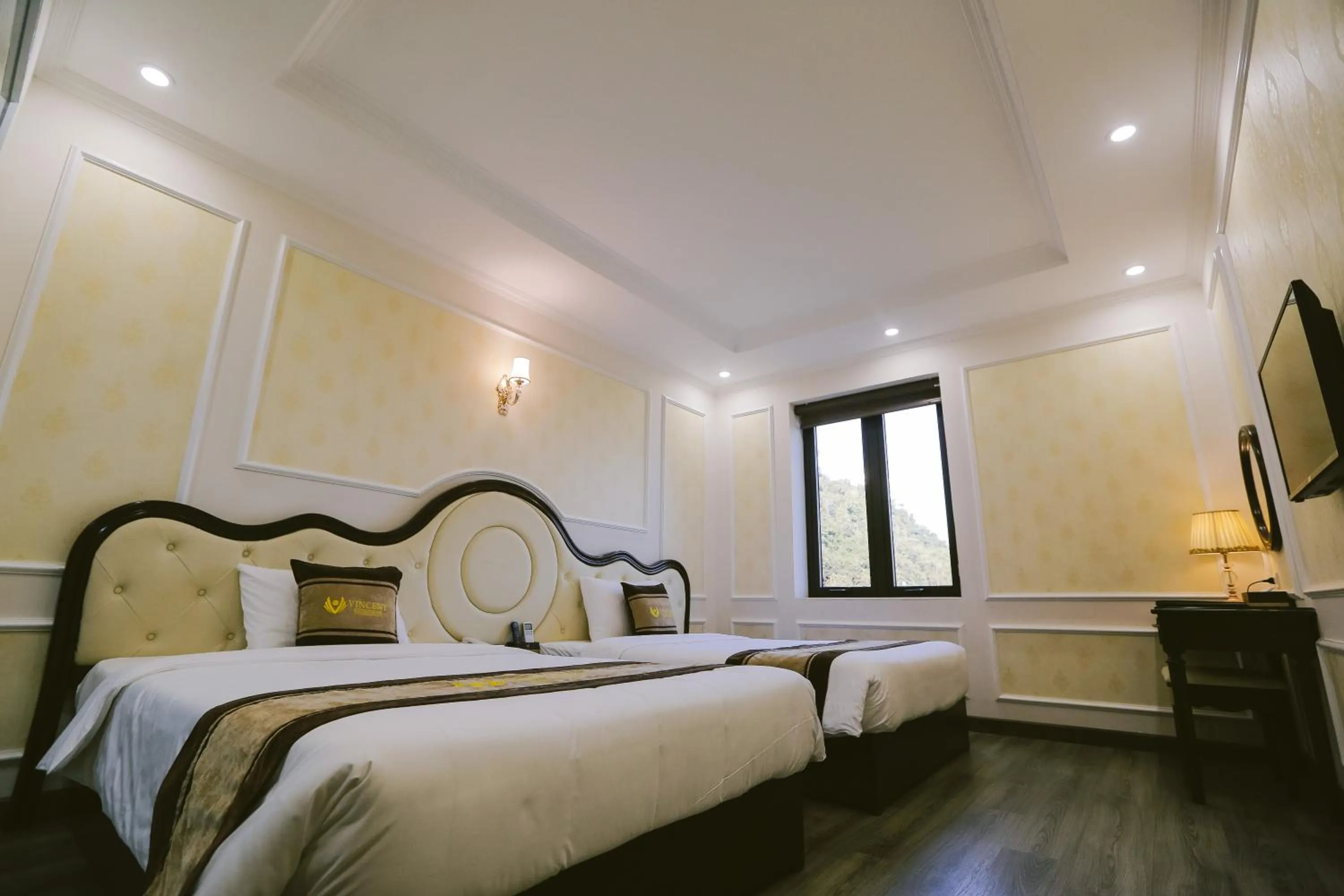 Bed in Vincent Halong Hotel