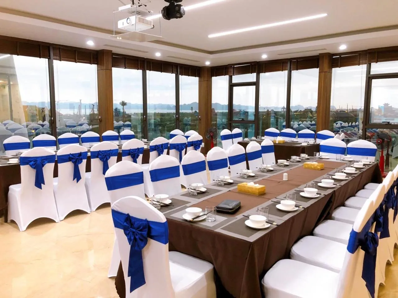 Restaurant/places to eat in Vincent Halong Hotel