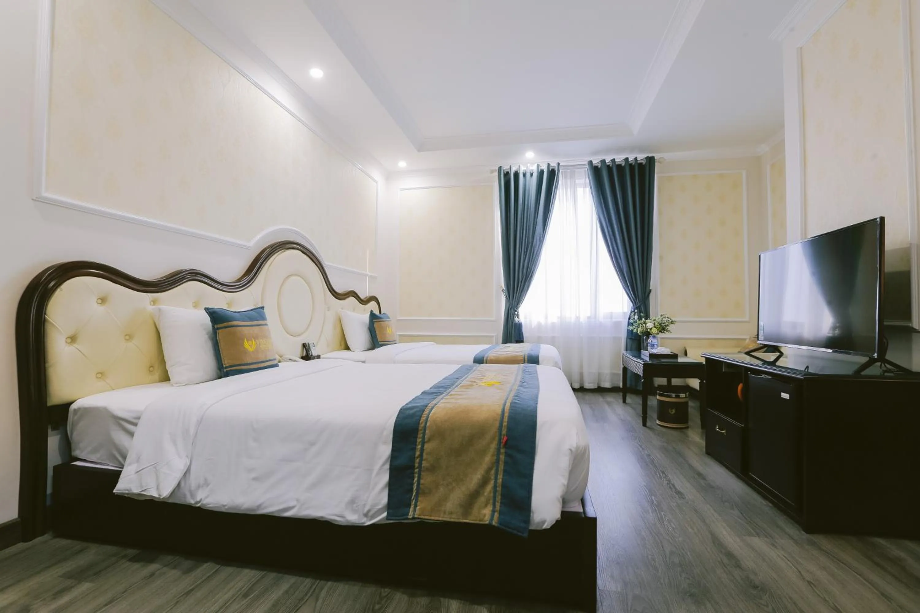 Bed in Vincent Halong Hotel