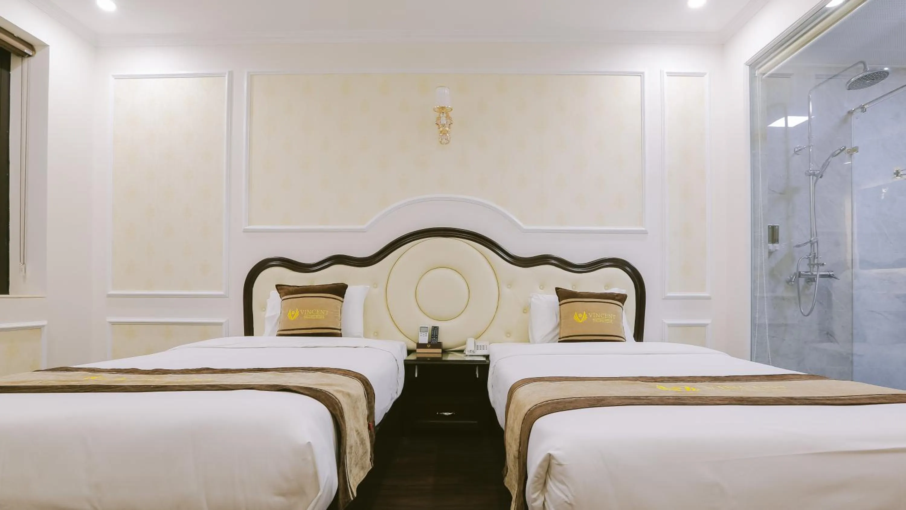 Bed in Vincent Halong Hotel