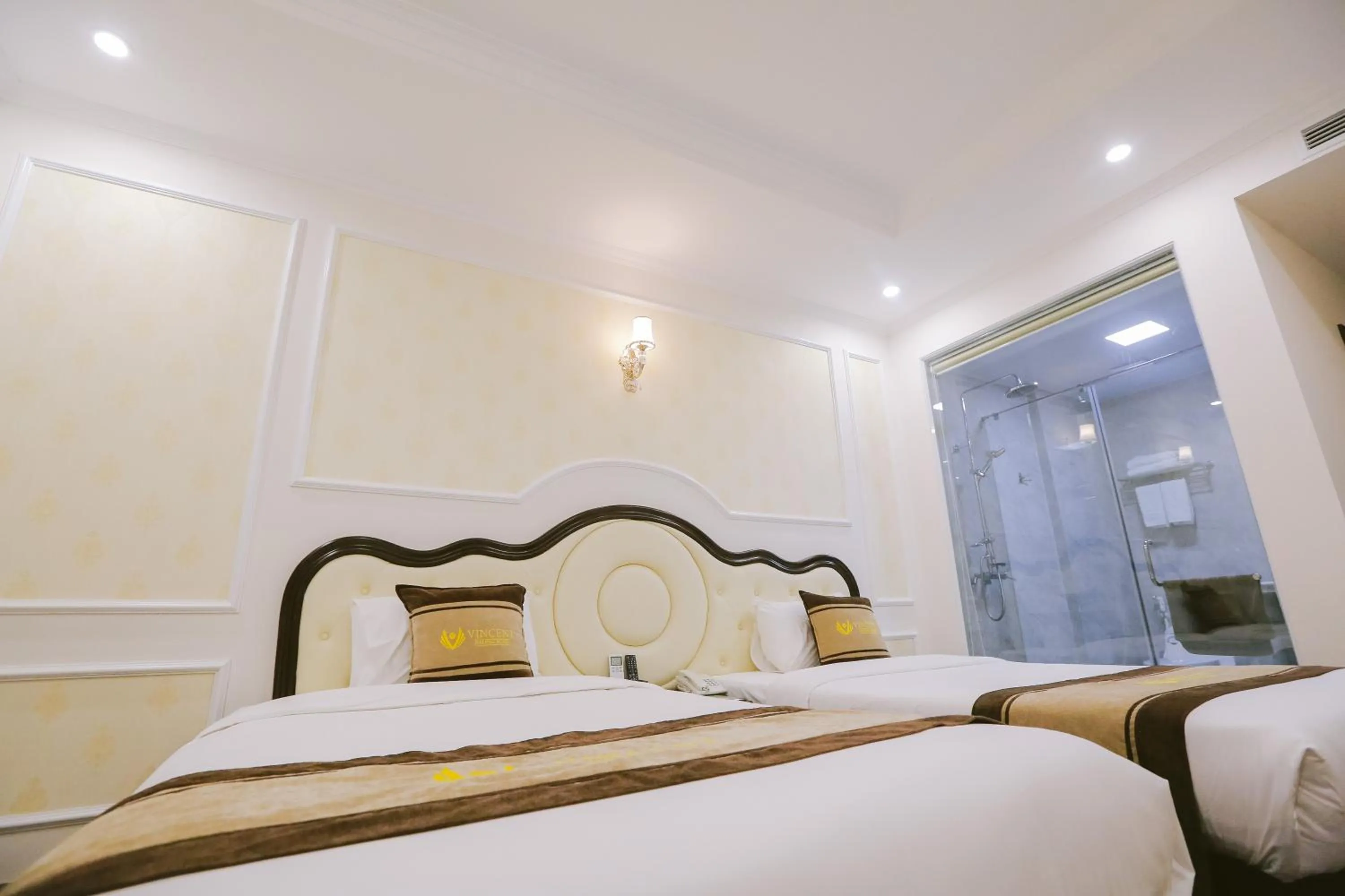 Bed in Vincent Halong Hotel