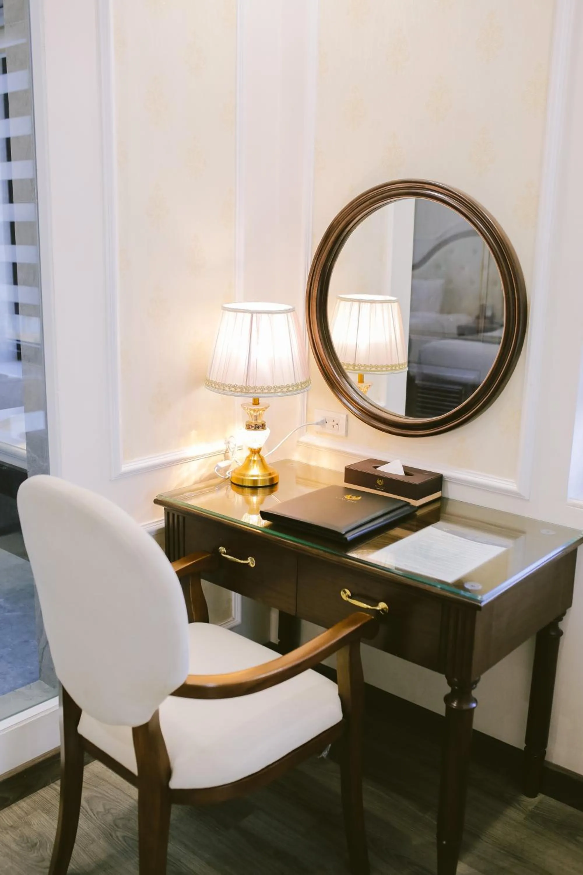 Seating area in Vincent Halong Hotel