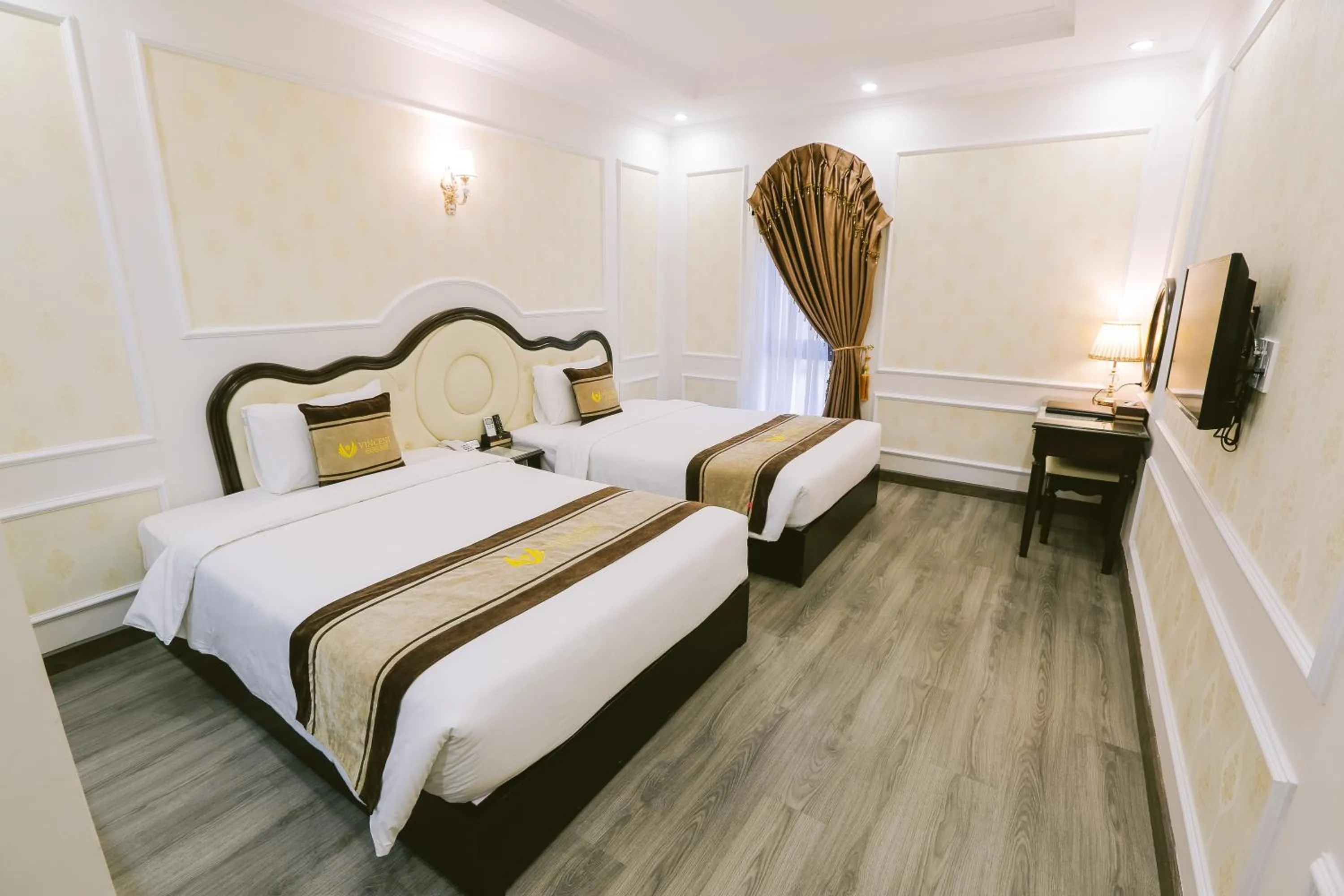 Bed in Vincent Halong Hotel