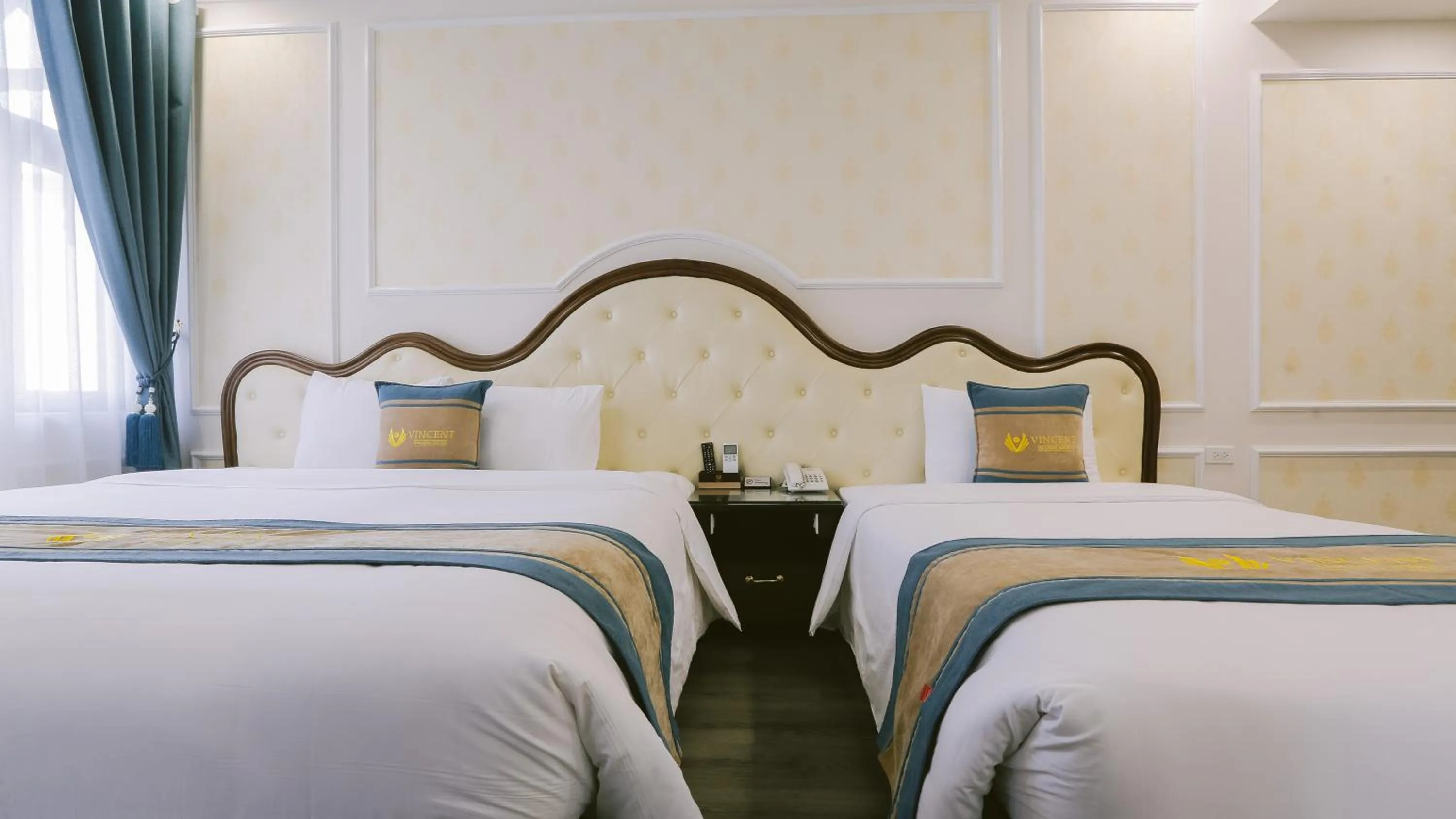 Bed in Vincent Halong Hotel