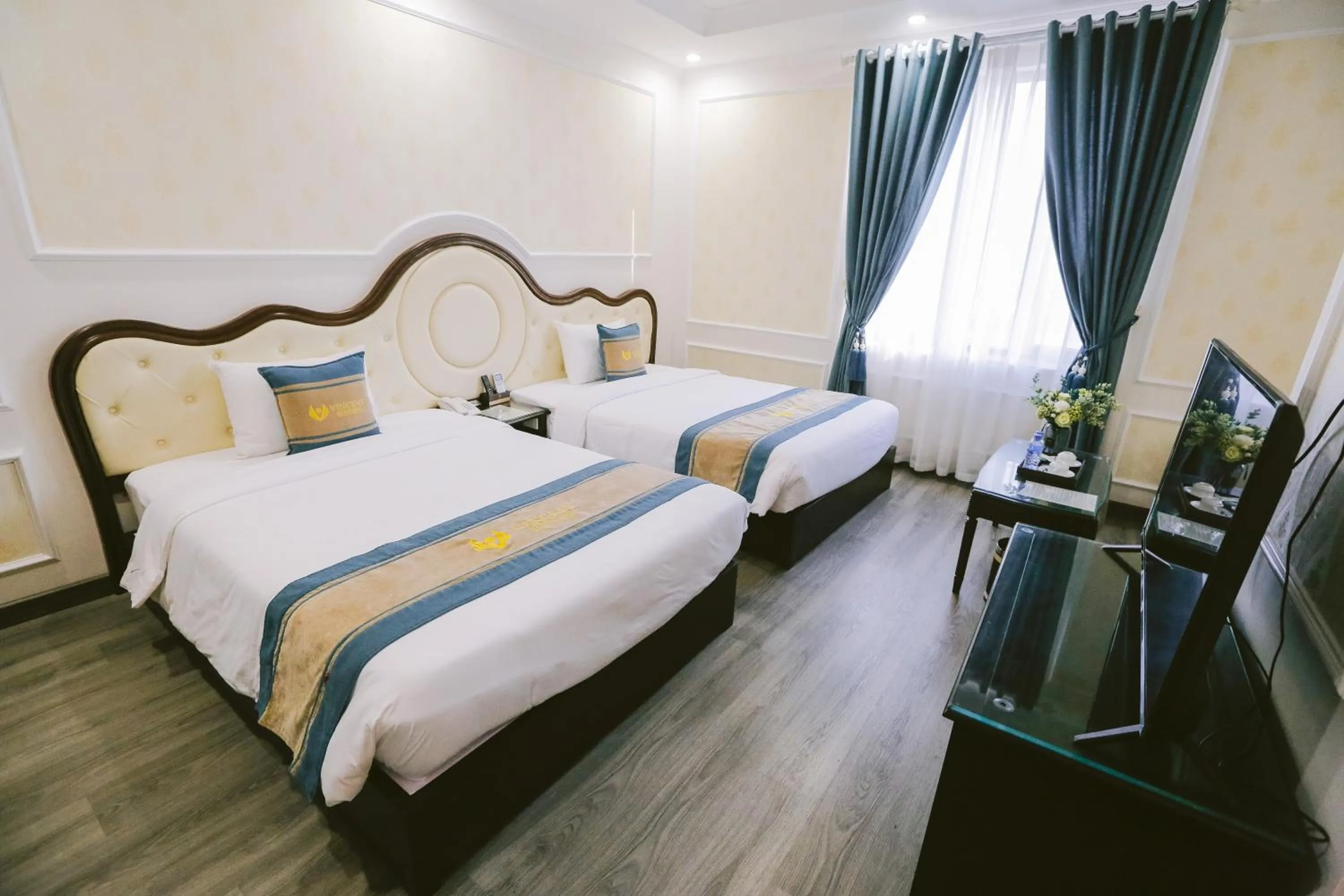 Bed in Vincent Halong Hotel