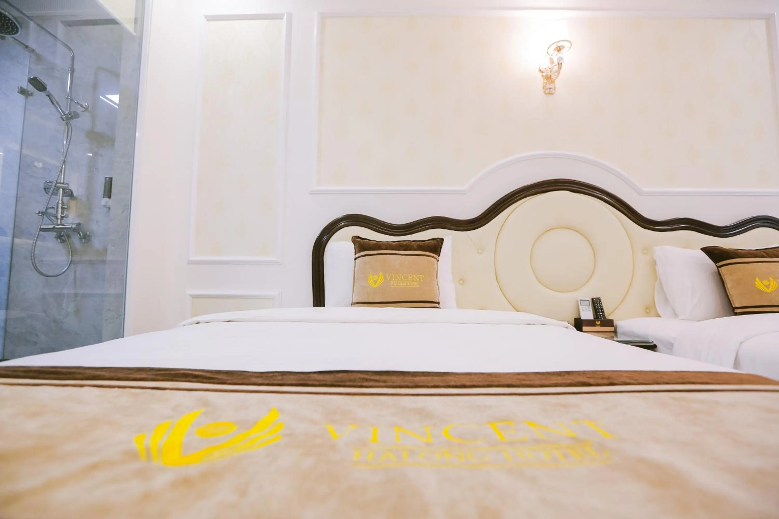 Bed in Vincent Halong Hotel