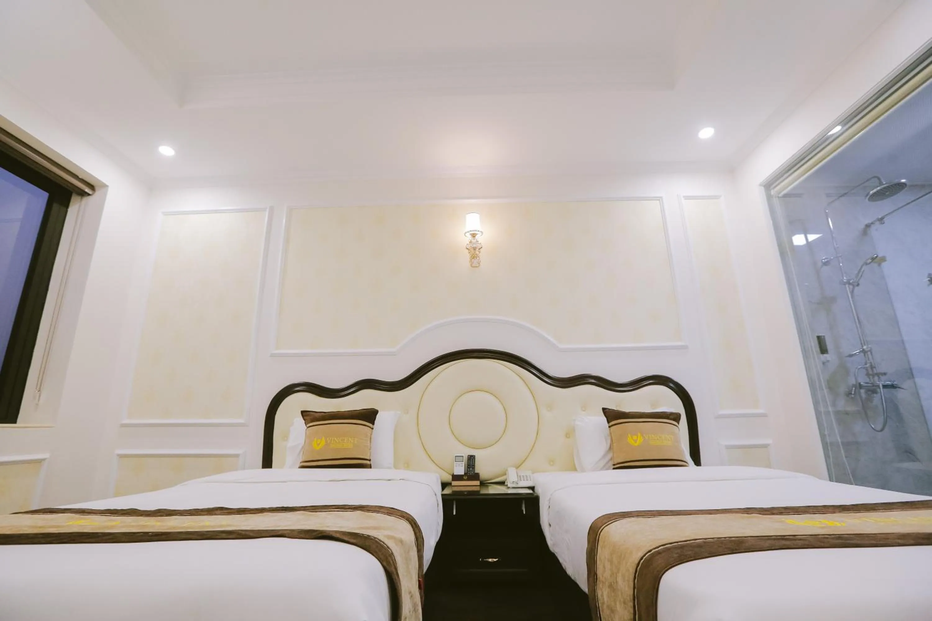 Bed in Vincent Halong Hotel