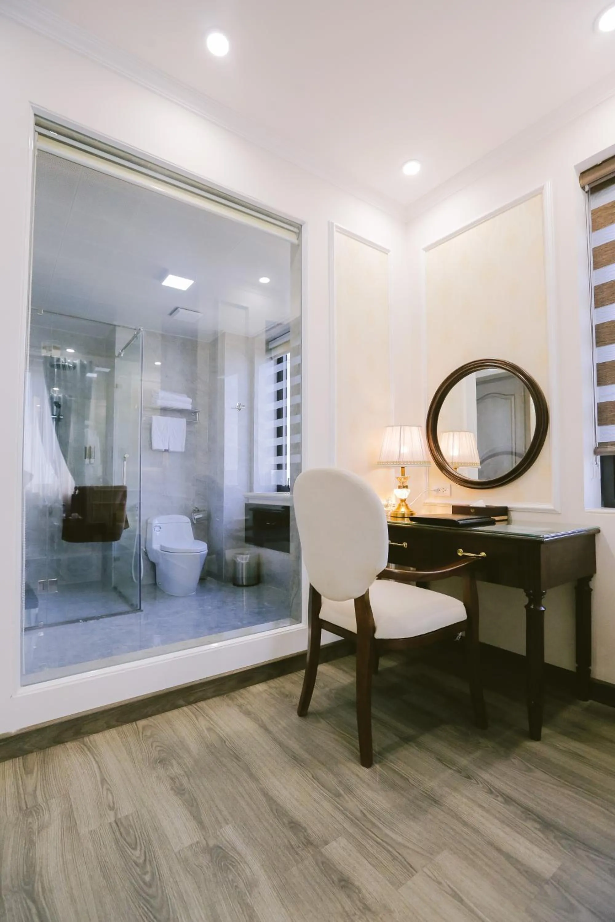 Bathroom in Vincent Halong Hotel