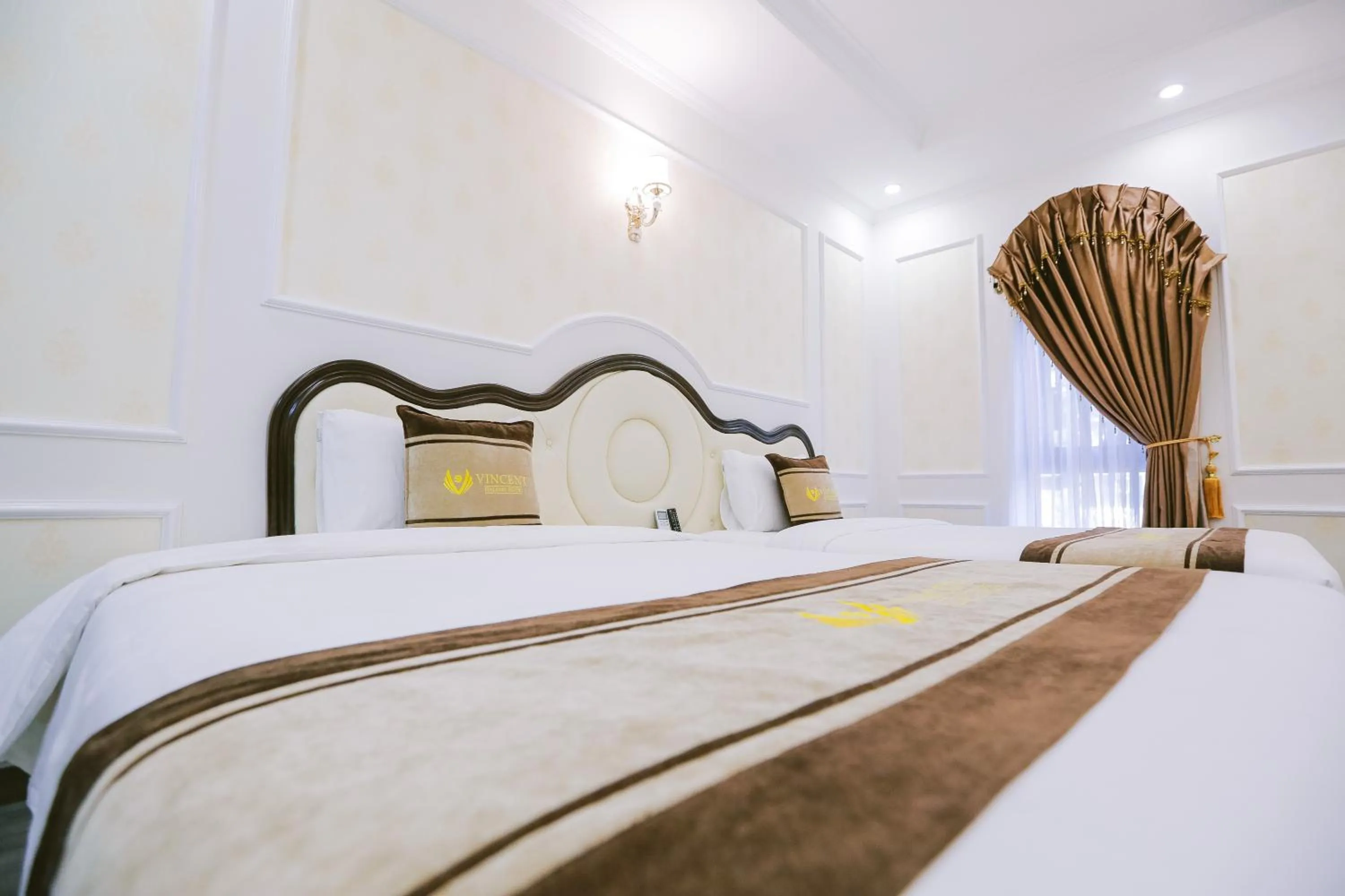 Bed in Vincent Halong Hotel