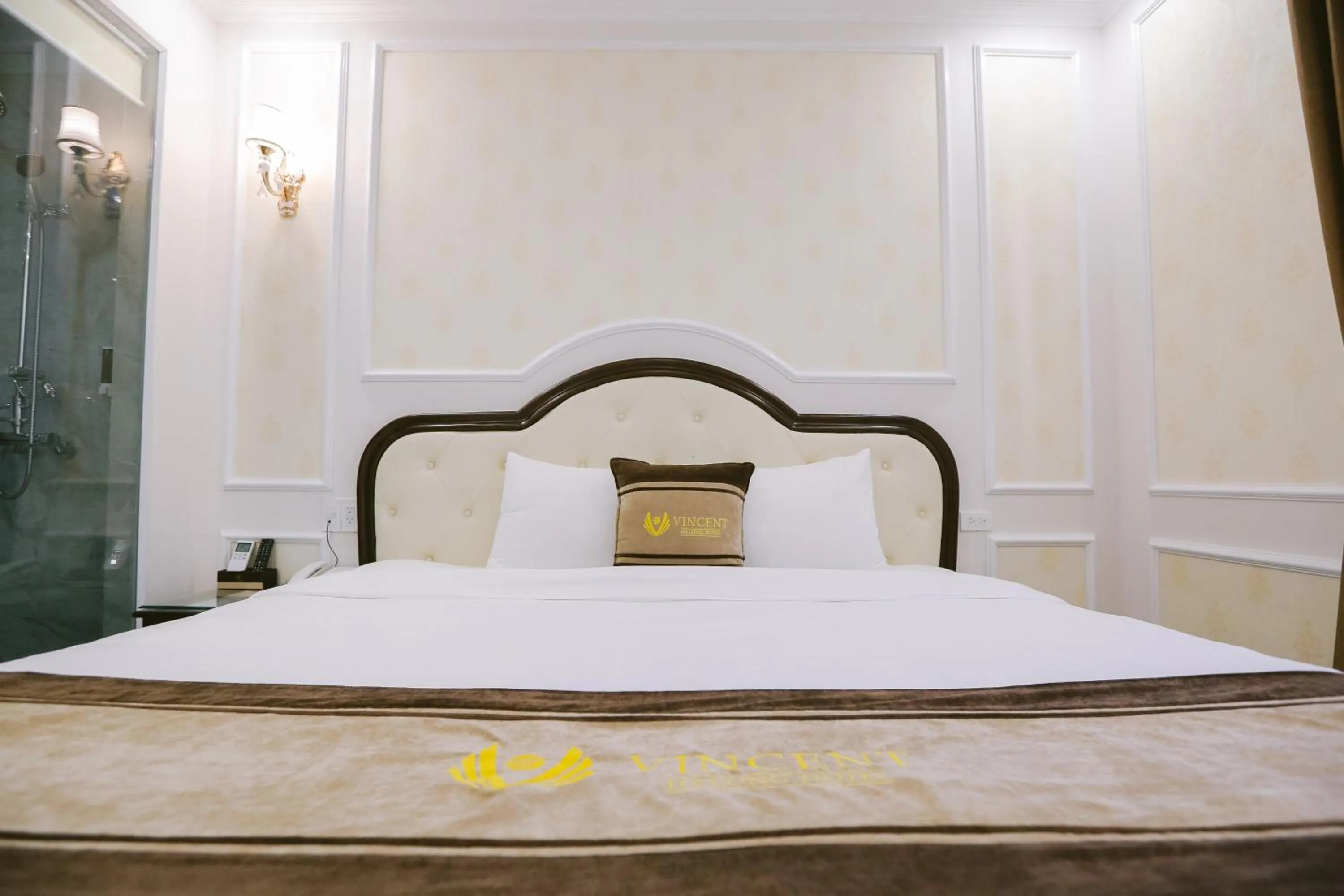 Bed in Vincent Halong Hotel