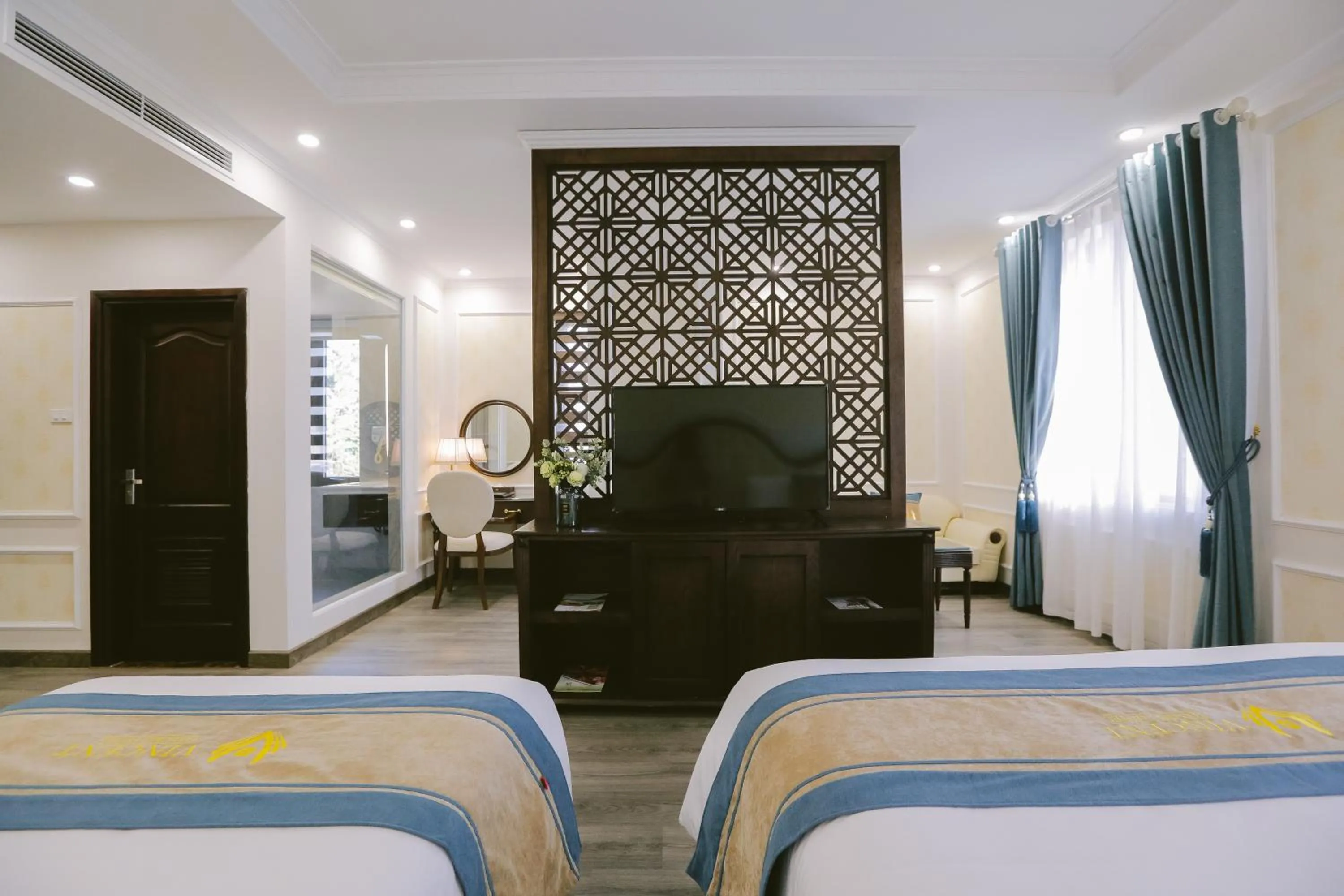 Bed in Vincent Halong Hotel