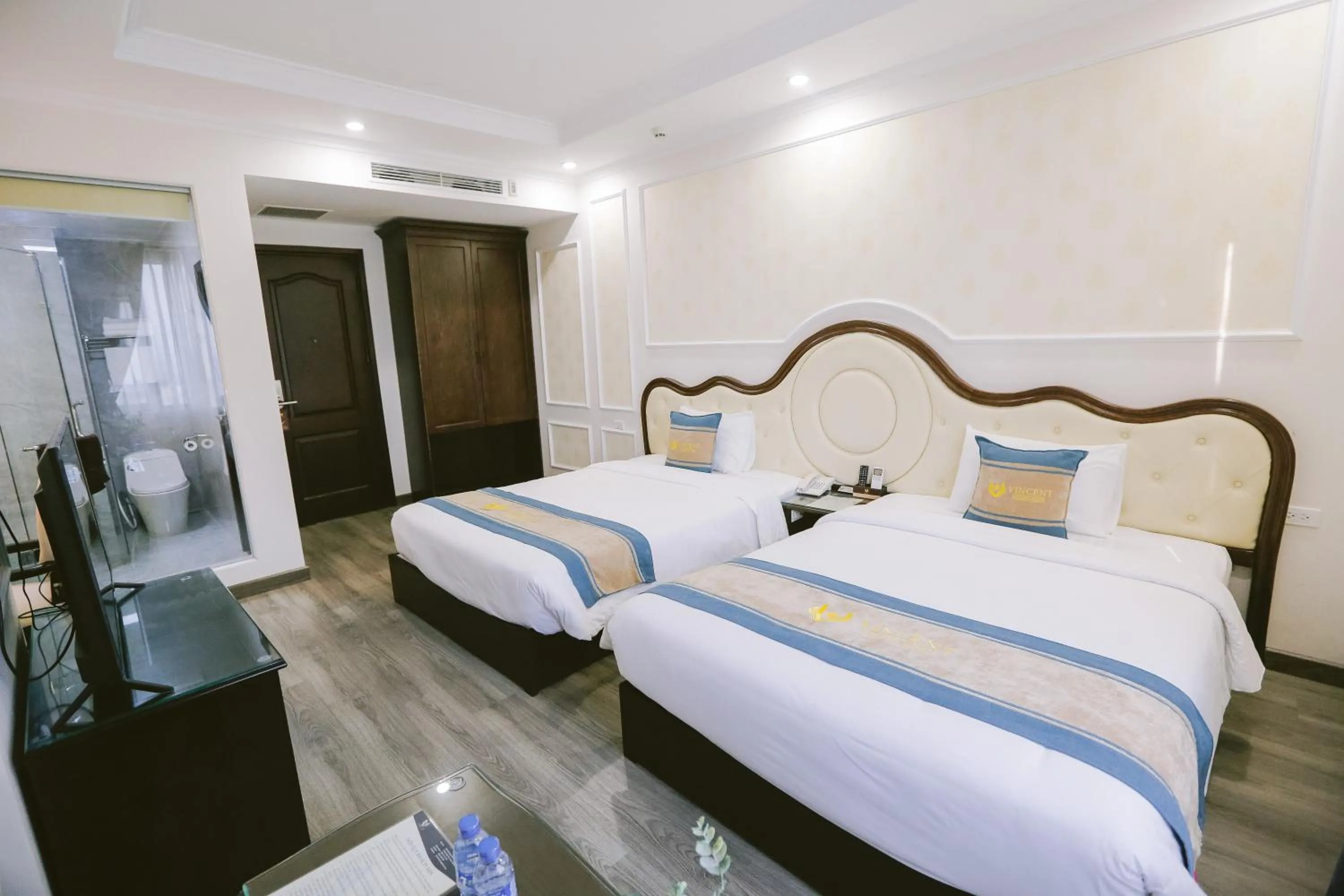 Bed in Vincent Halong Hotel