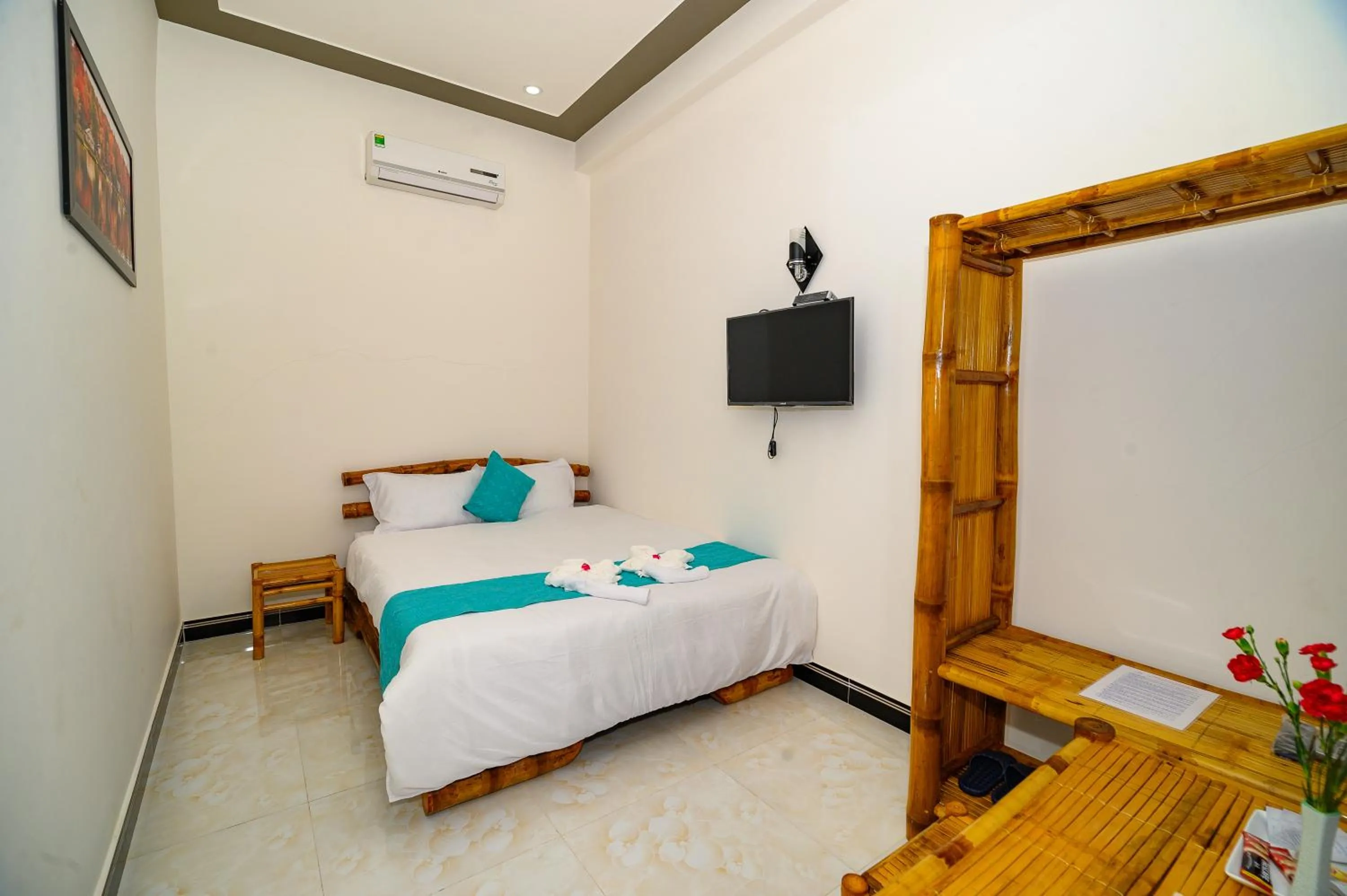 Staff, Bed in Hoi An Garden Sea Homestay