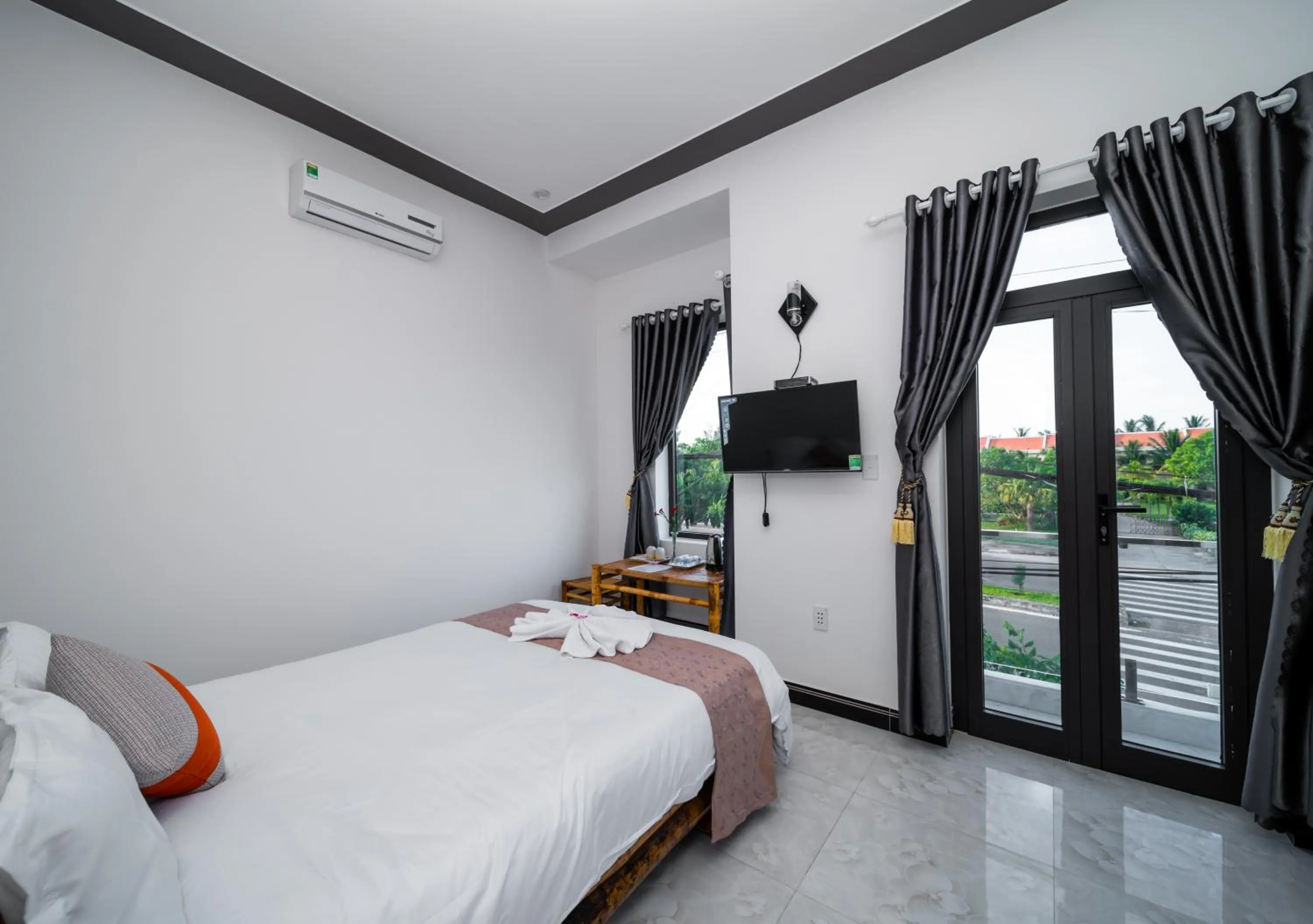 Staff, Bed in Hoi An Garden Sea Homestay