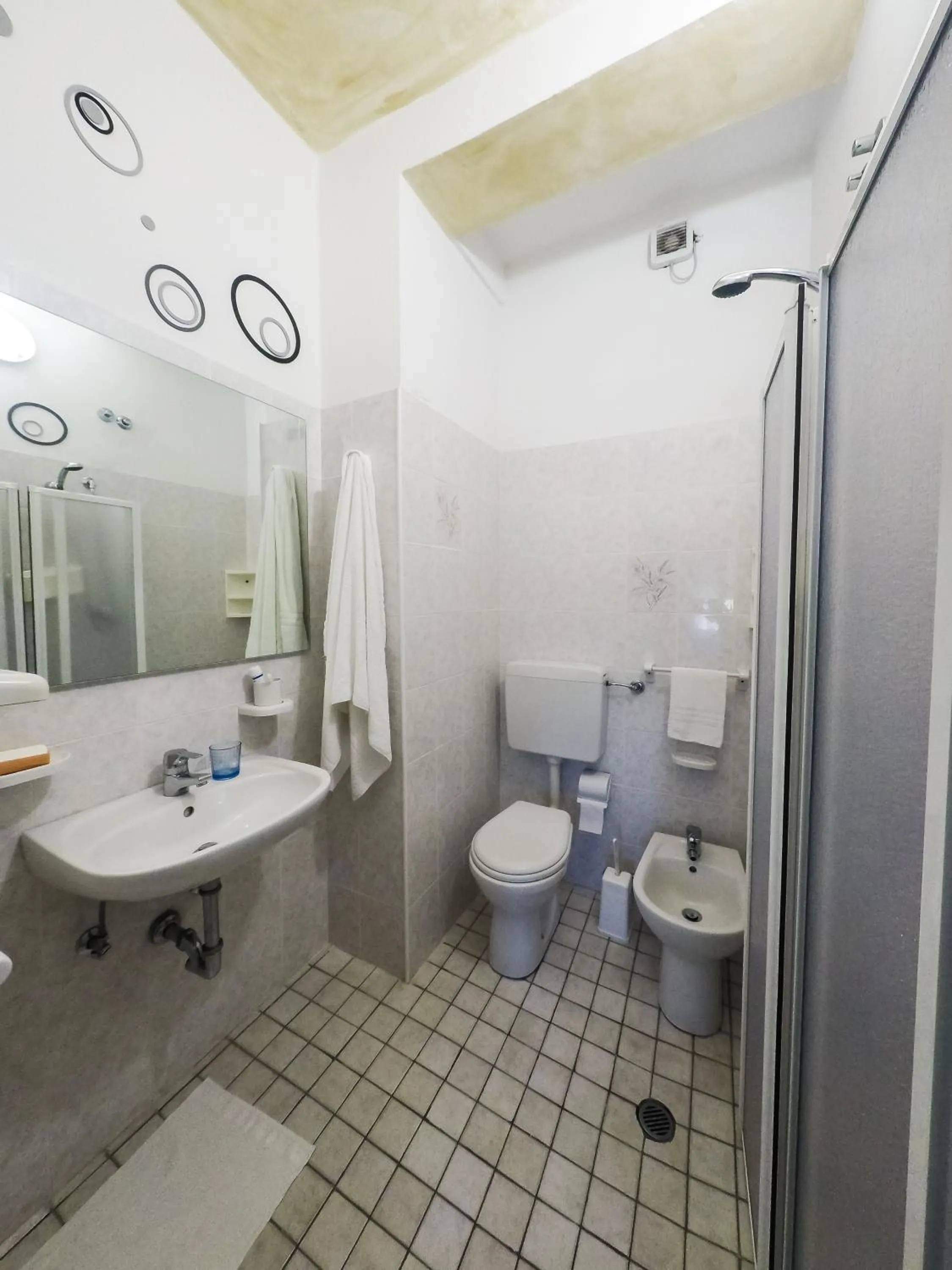 Shower in Hotel Trianon