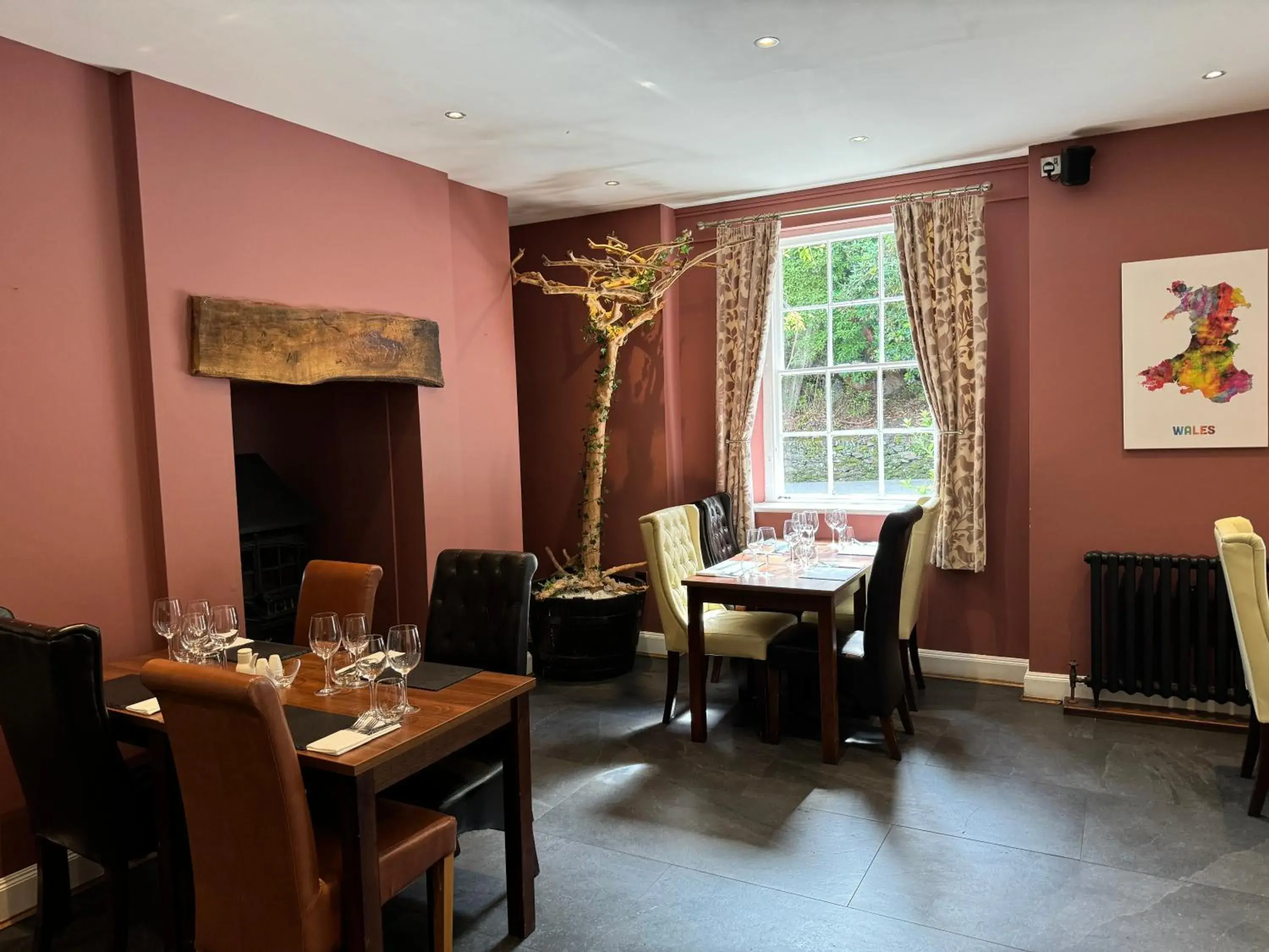 Restaurant/places to eat in Aberdunant Hall Restaurant/places to eat in Aberdunant Hall