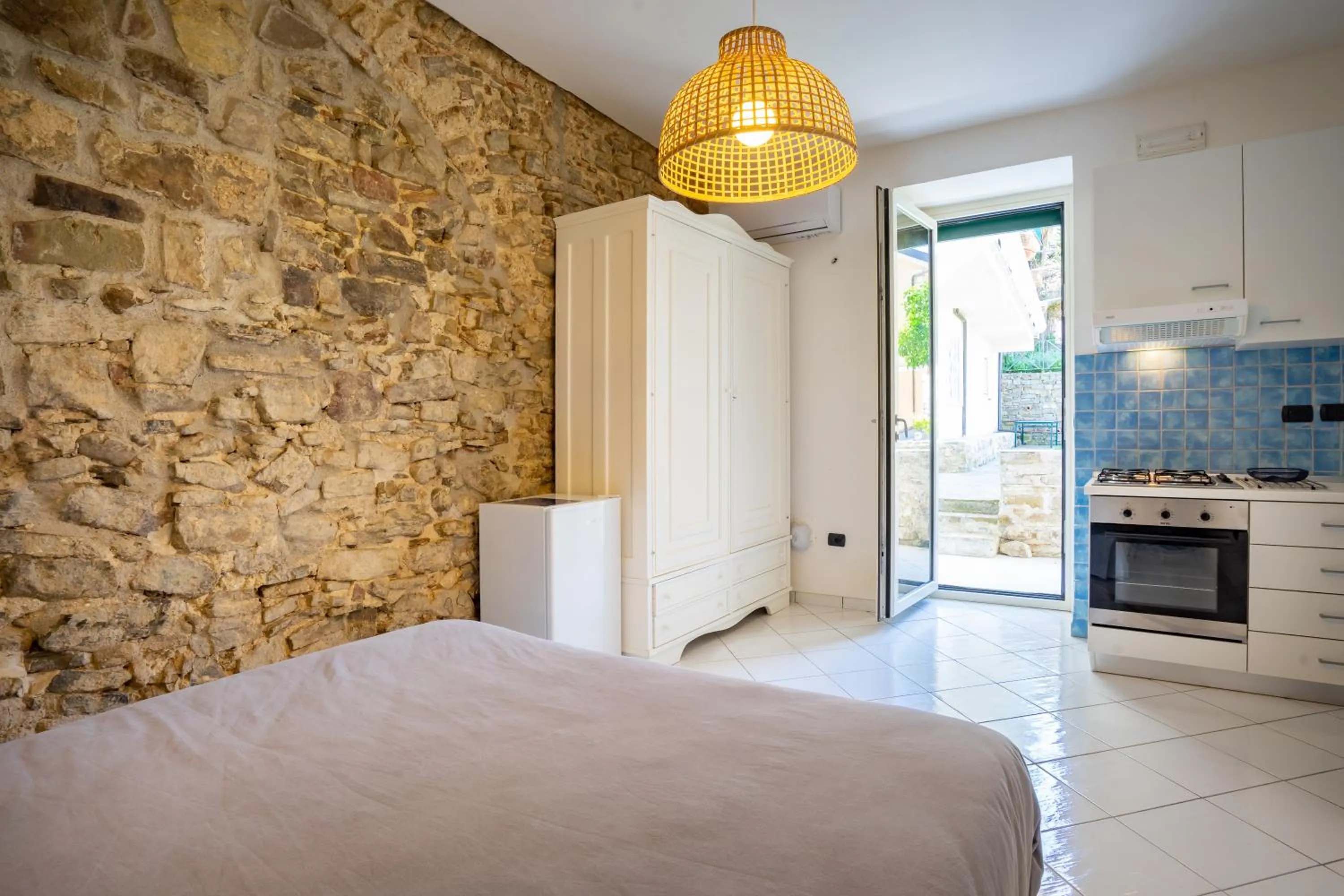 Kitchen or kitchenette, Bed in Borgo Dei Saraceni - Suites & Apartments