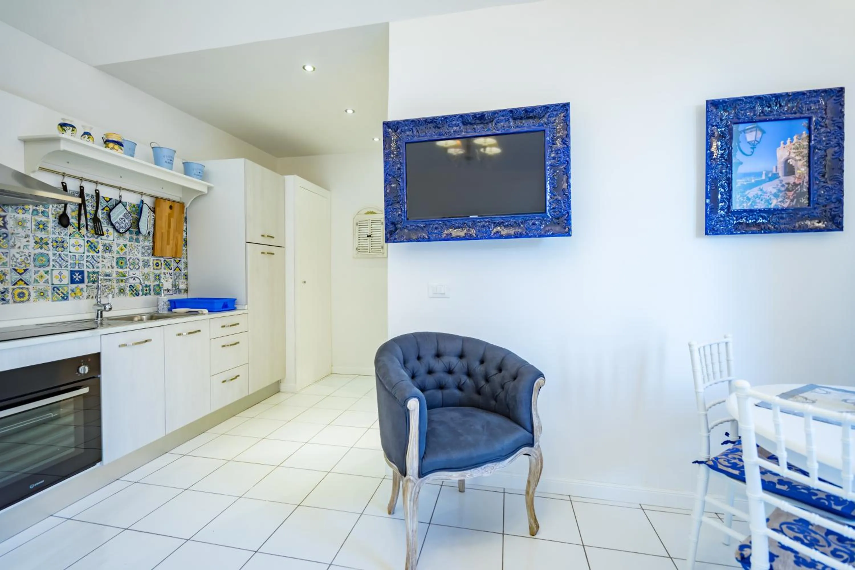 TV and multimedia in Borgo Dei Saraceni - Suites & Apartments