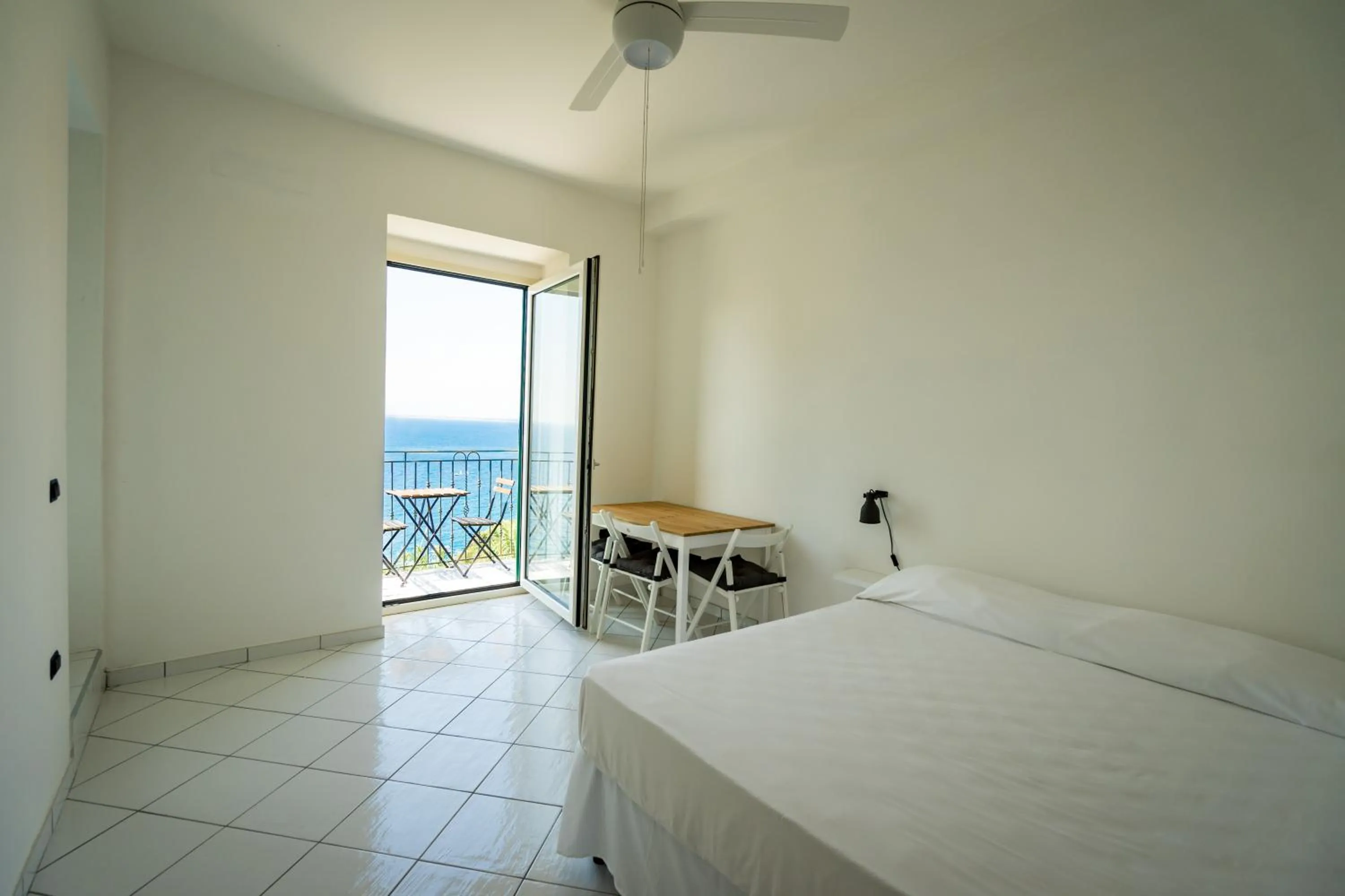 Balcony/Terrace, Bed in Borgo Dei Saraceni - Suites & Apartments