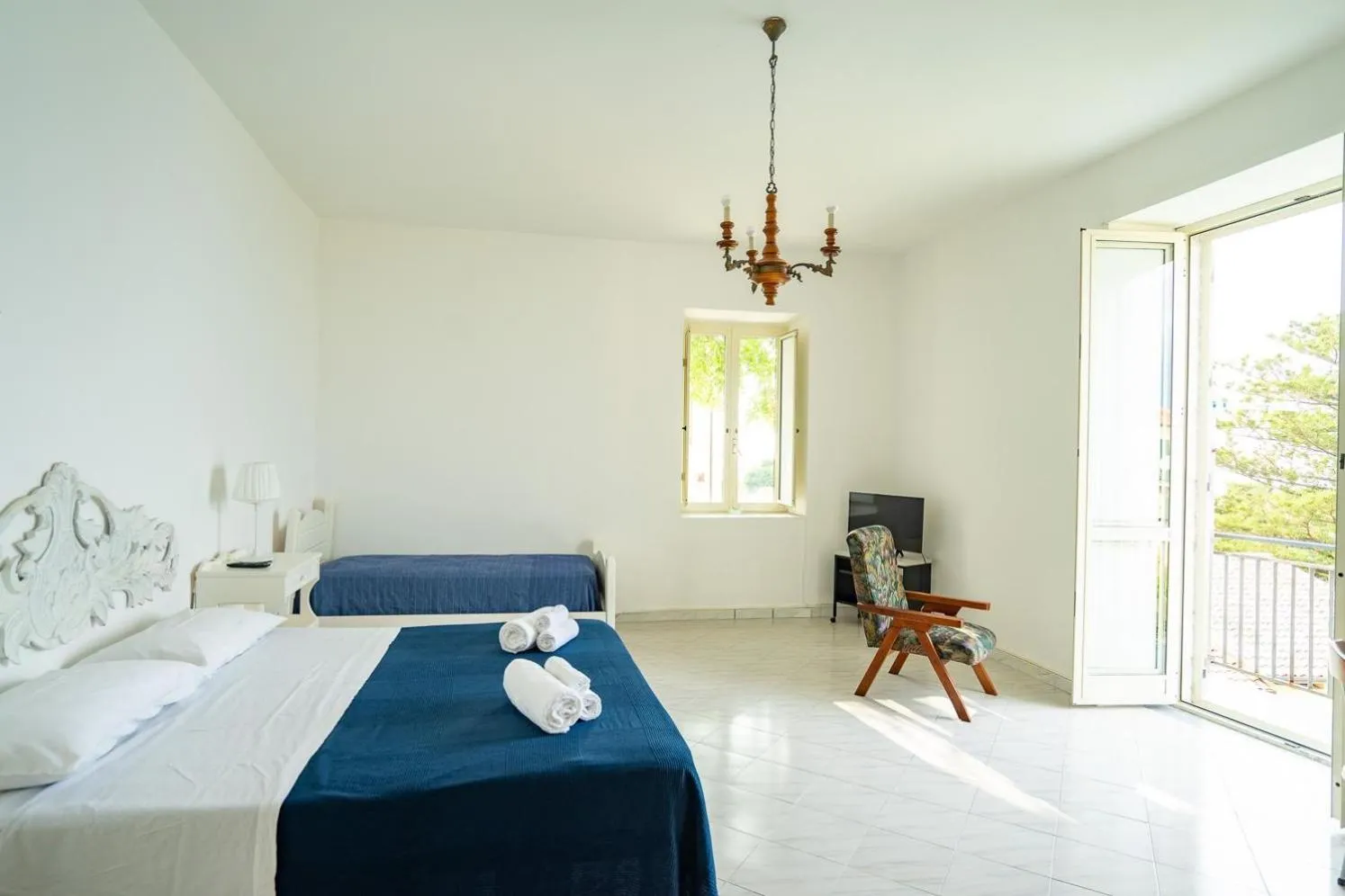 Photo of the whole room, Bed in Borgo Dei Saraceni - Suites & Apartments