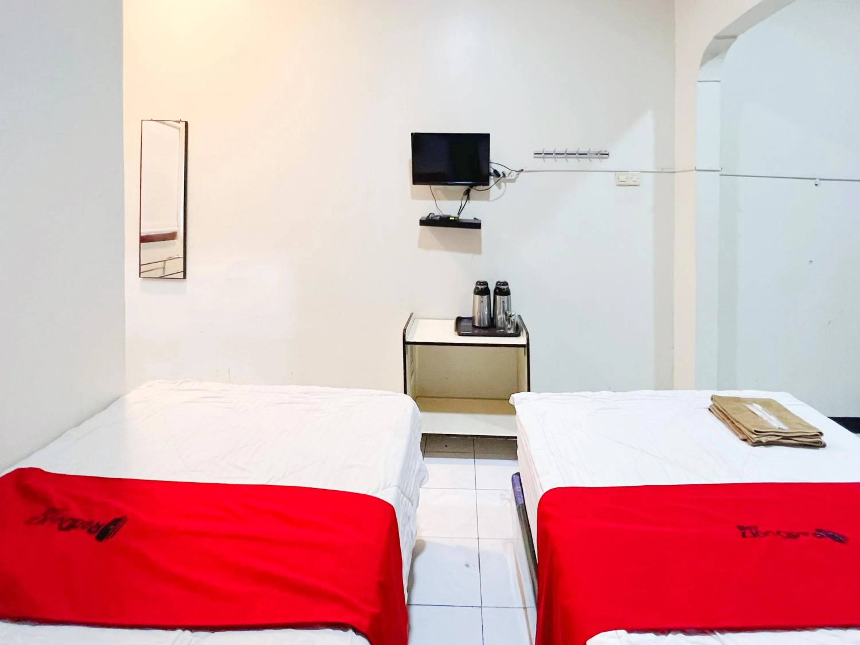 Bedroom, Bed in RedDoorz near Sarangan Lake