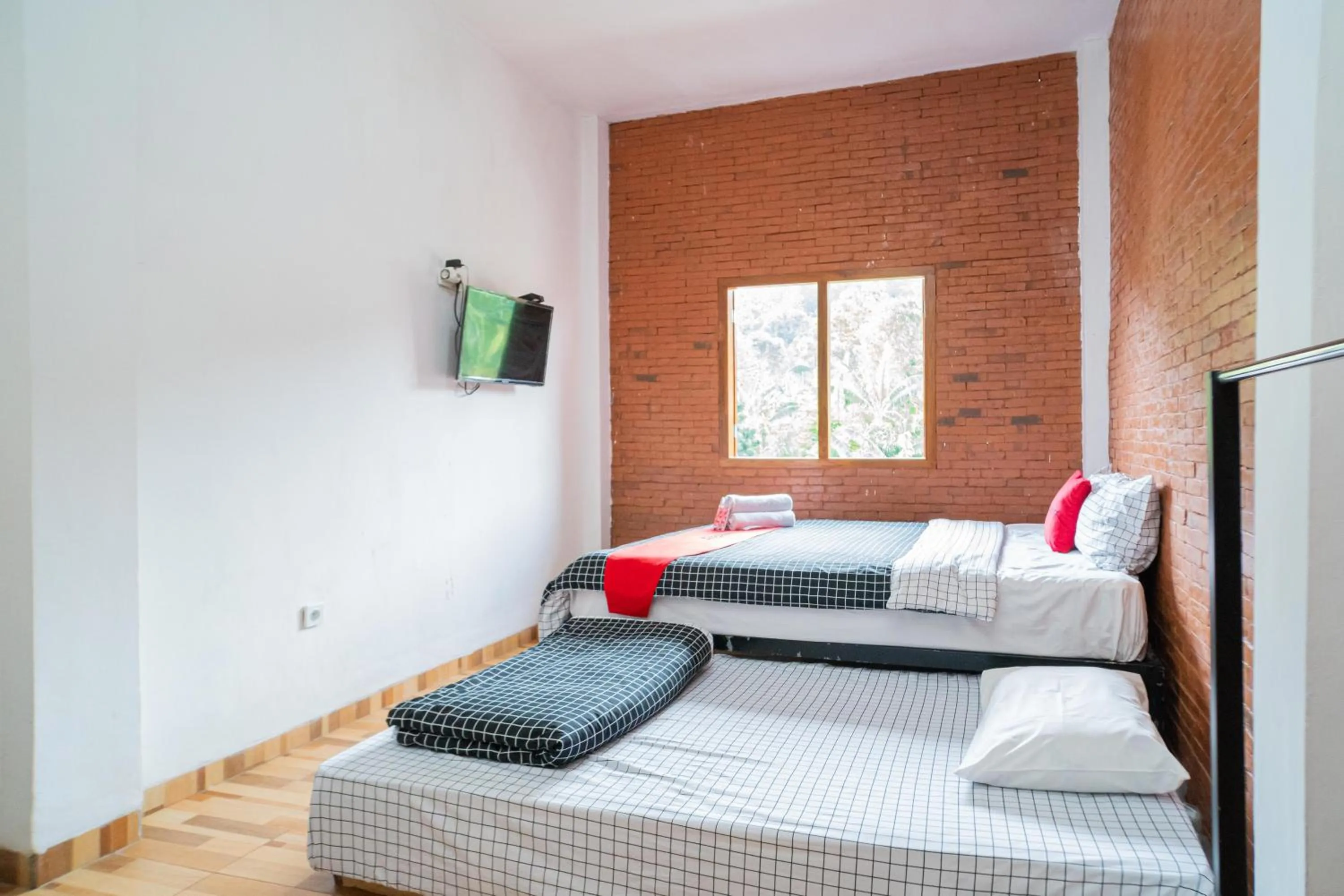 Bedroom, Bed in RedDoorz syariah @ Selomangleng Kediri