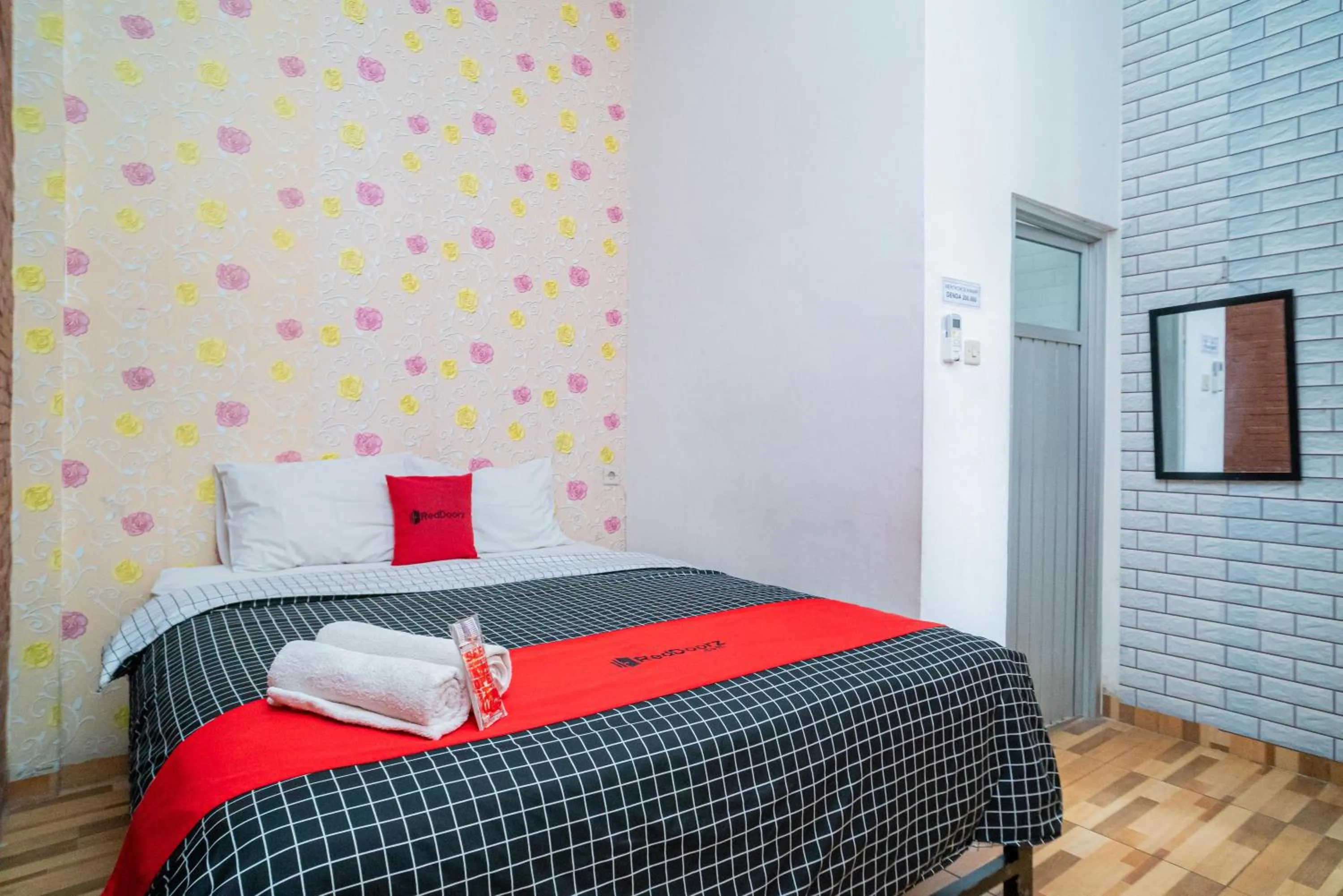 Bedroom, Bed in RedDoorz syariah @ Selomangleng Kediri