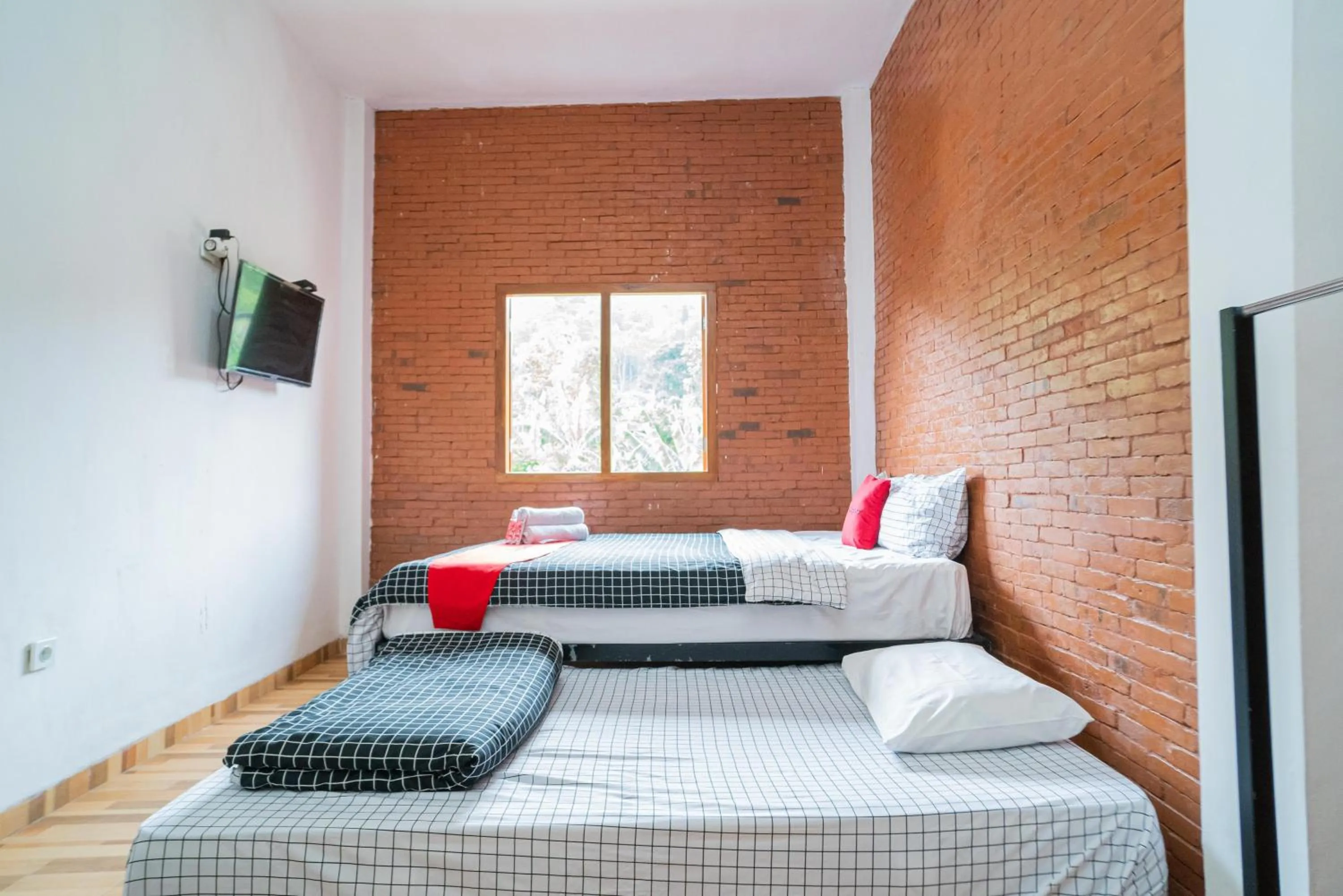 Bedroom, Bed in RedDoorz syariah @ Selomangleng Kediri