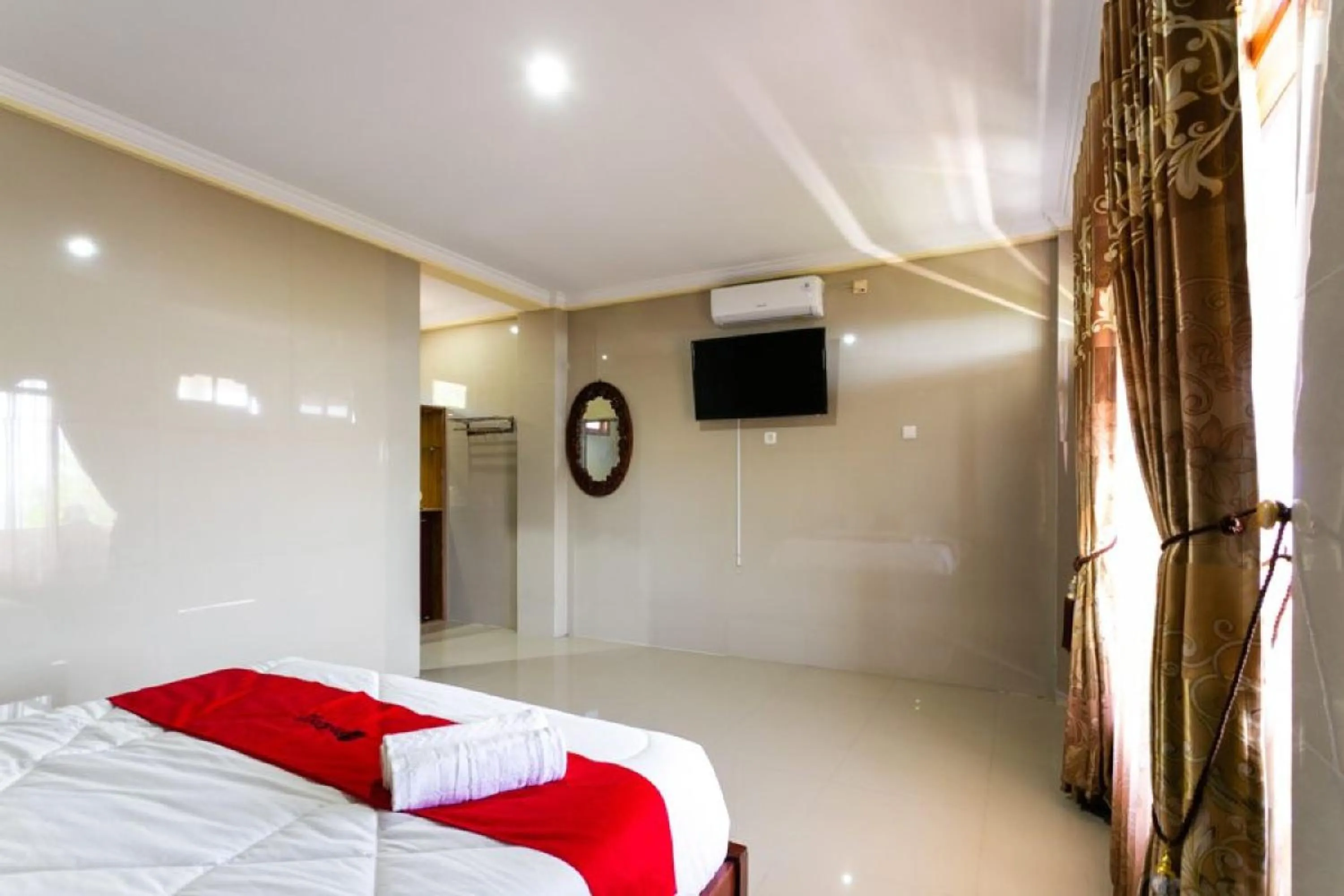 TV and multimedia, Bed in RedDoorz near Parangtritis Beach