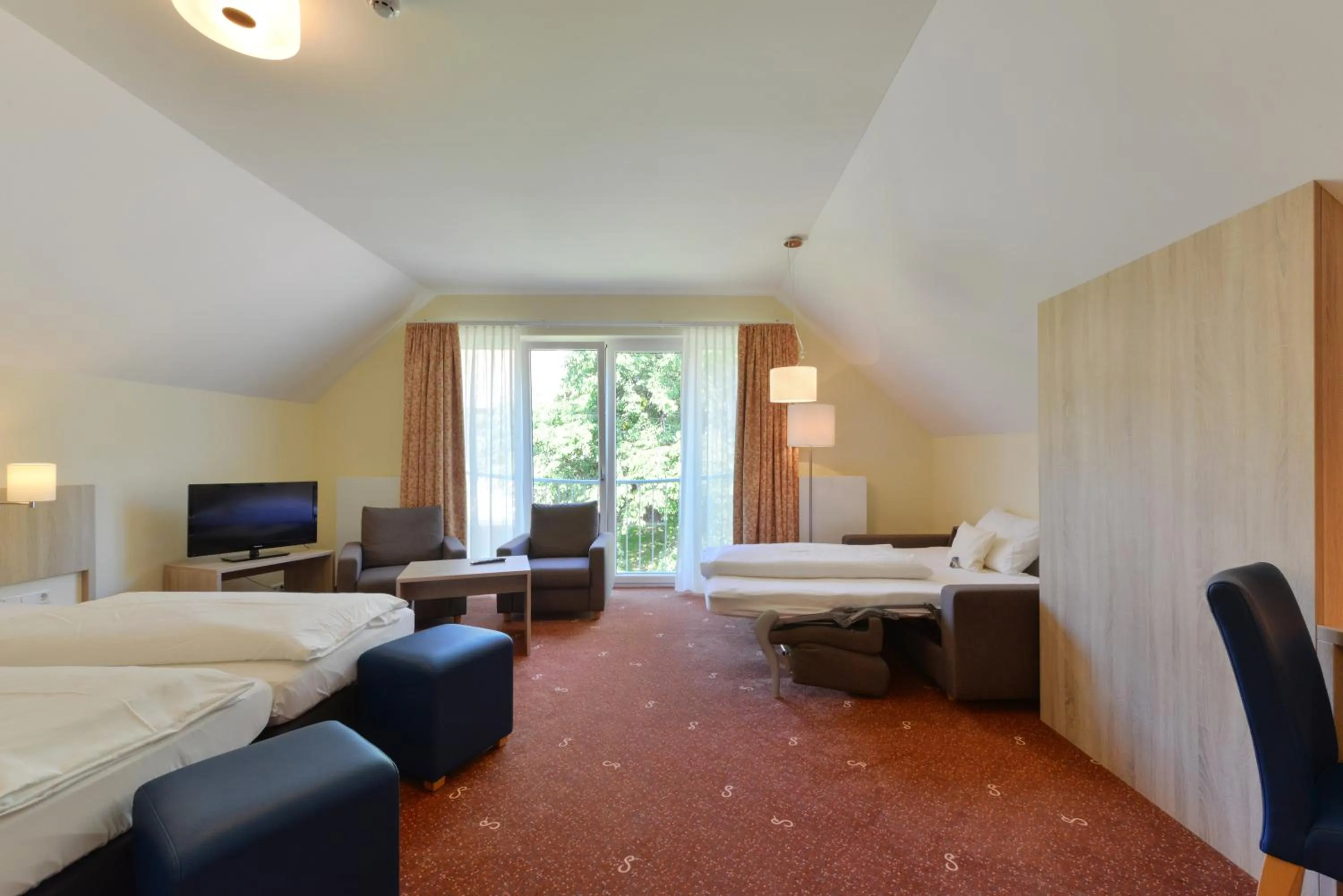 Seating area, Bed in Schade's Wohlfühlhotel