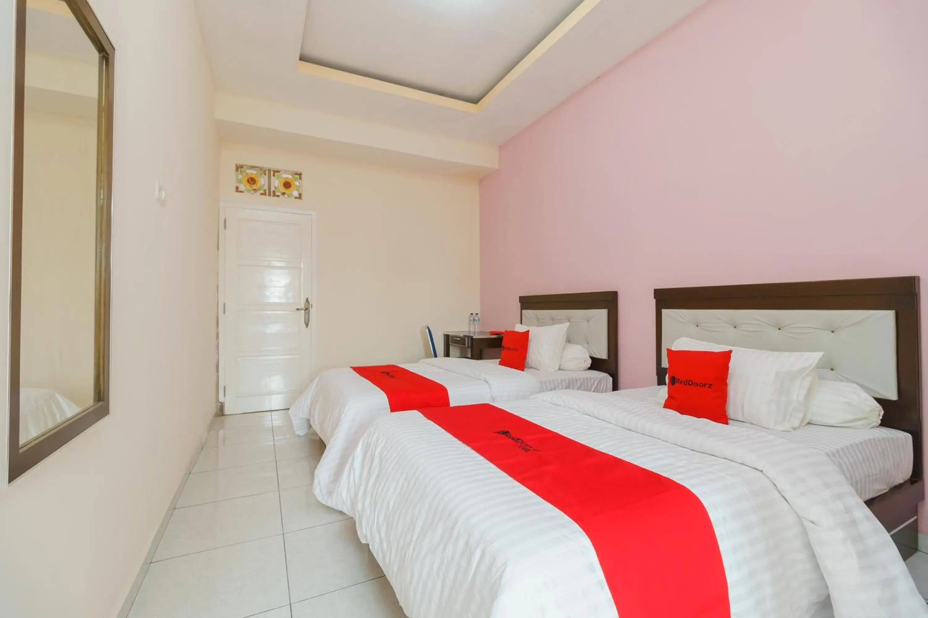 Standard Twin Room in RedDoorz Syariah near Simpang Sekip Palembang Standard Twin Room in RedDoorz Syariah near Simpang Sekip Palembang