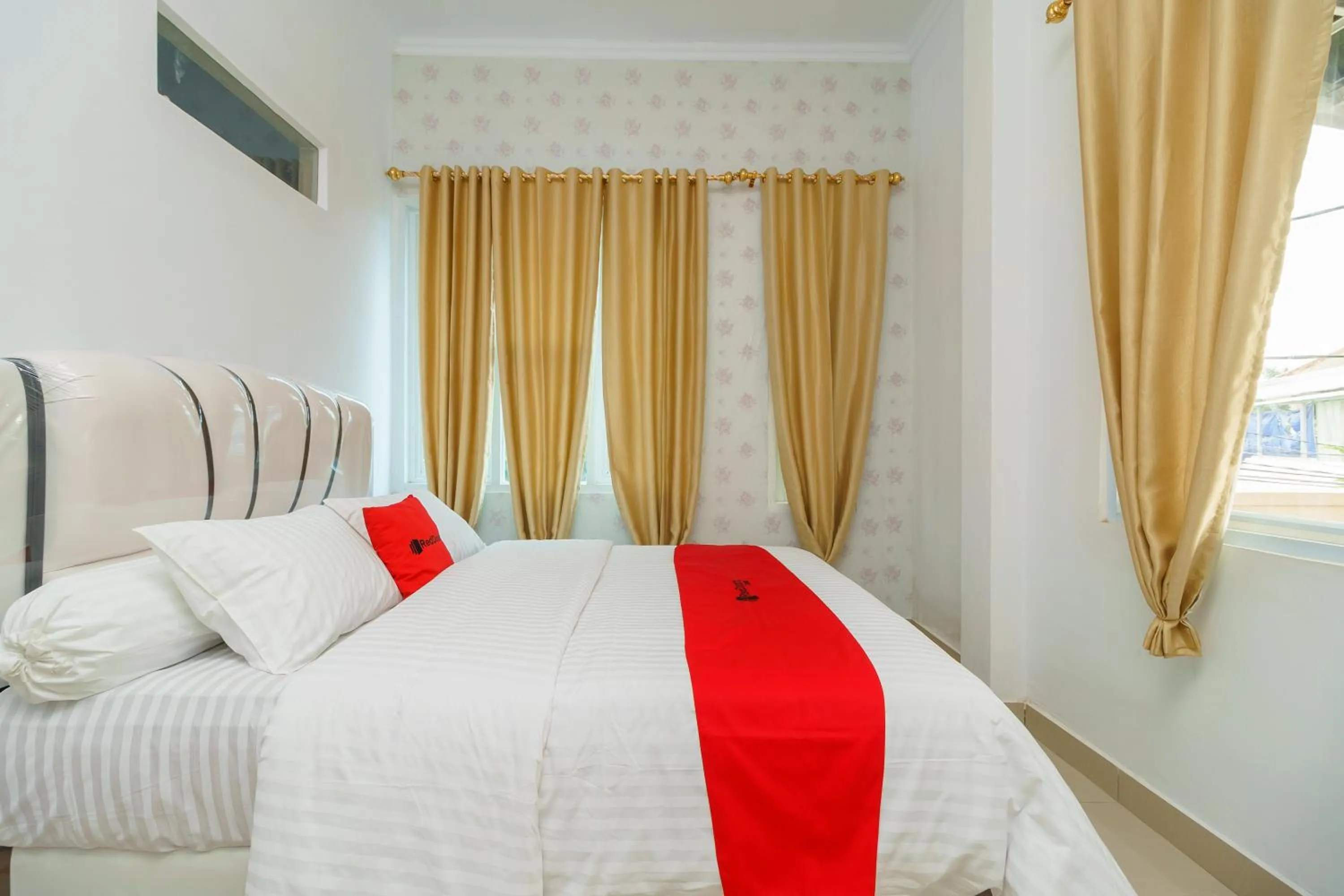Bedroom, Bed in RedDoorz Syariah near Simpang Sekip Palembang