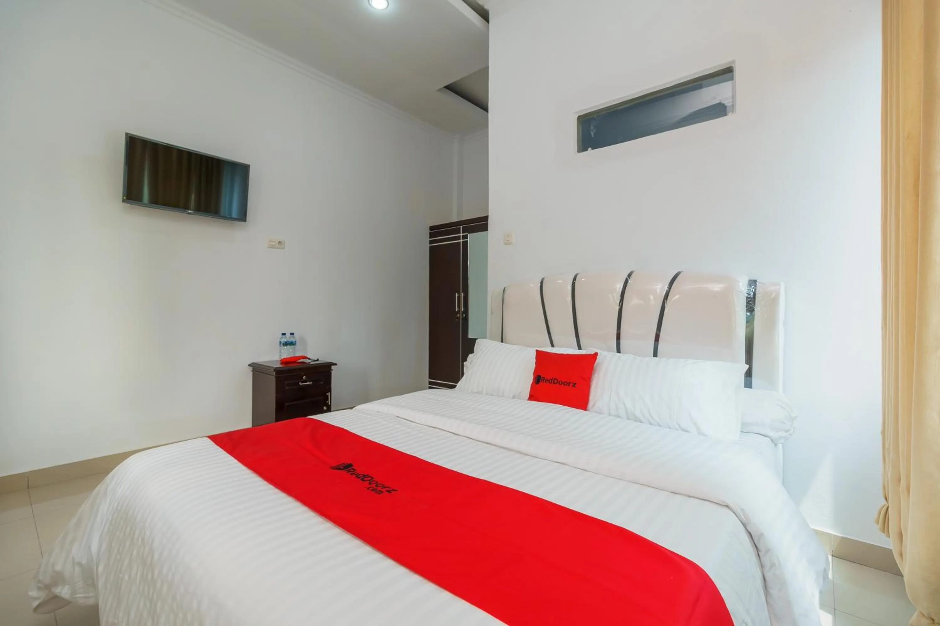 Bedroom, Bed in RedDoorz Syariah near Simpang Sekip Palembang