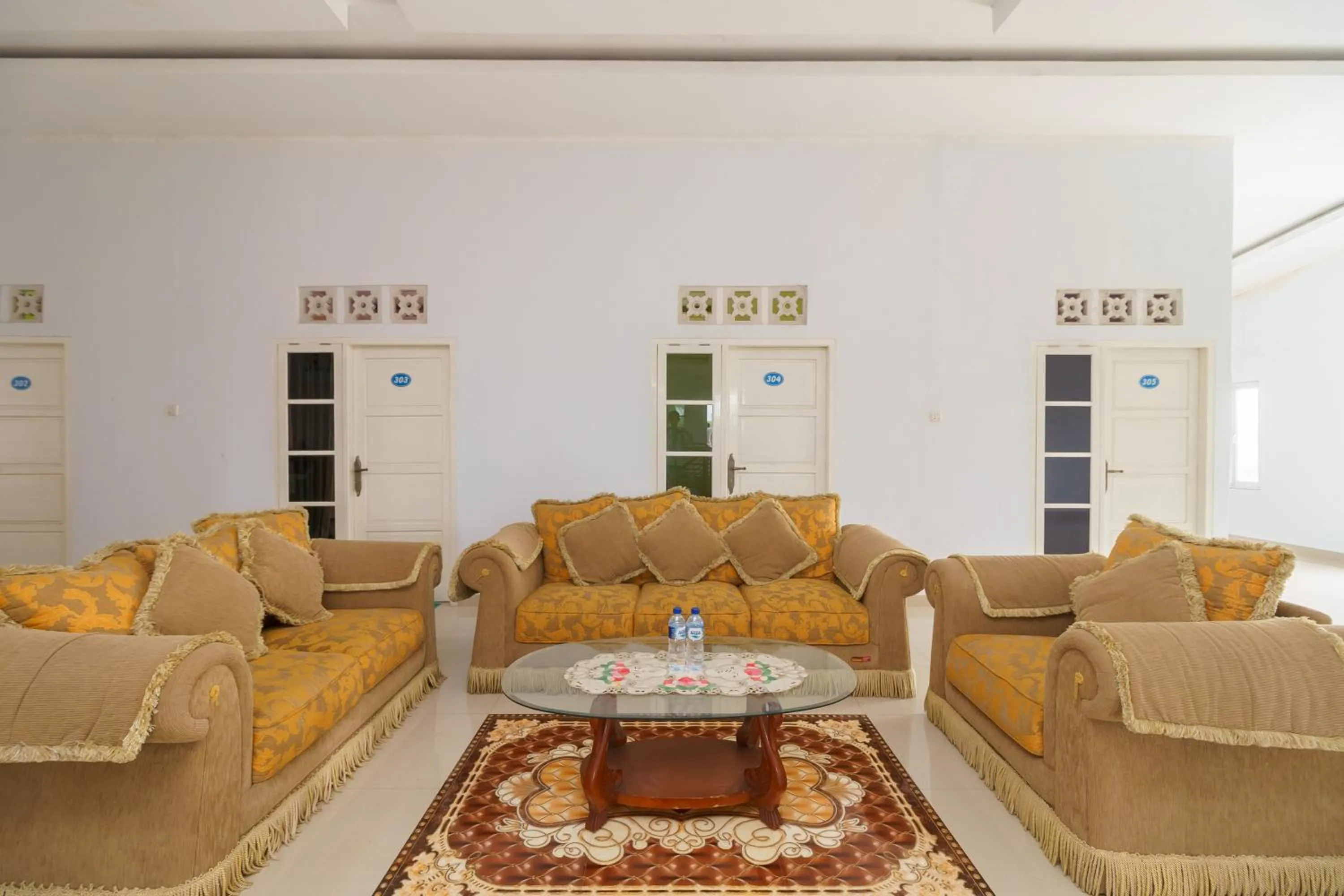 Seating area in RedDoorz Syariah near Simpang Sekip Palembang