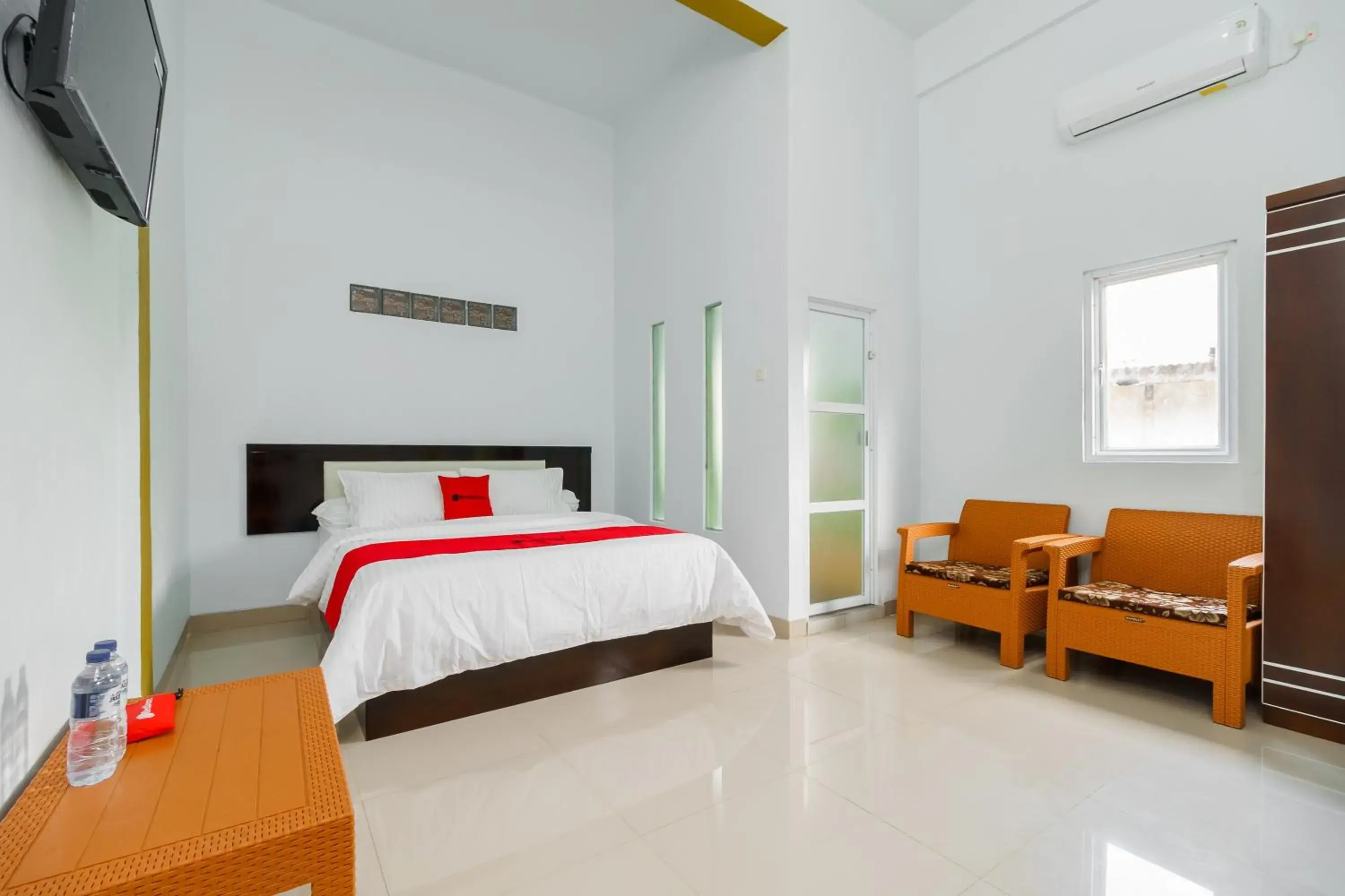 Deluxe Double Room in RedDoorz Syariah near Simpang Sekip Palembang Deluxe Double Room in RedDoorz Syariah near Simpang Sekip Palembang