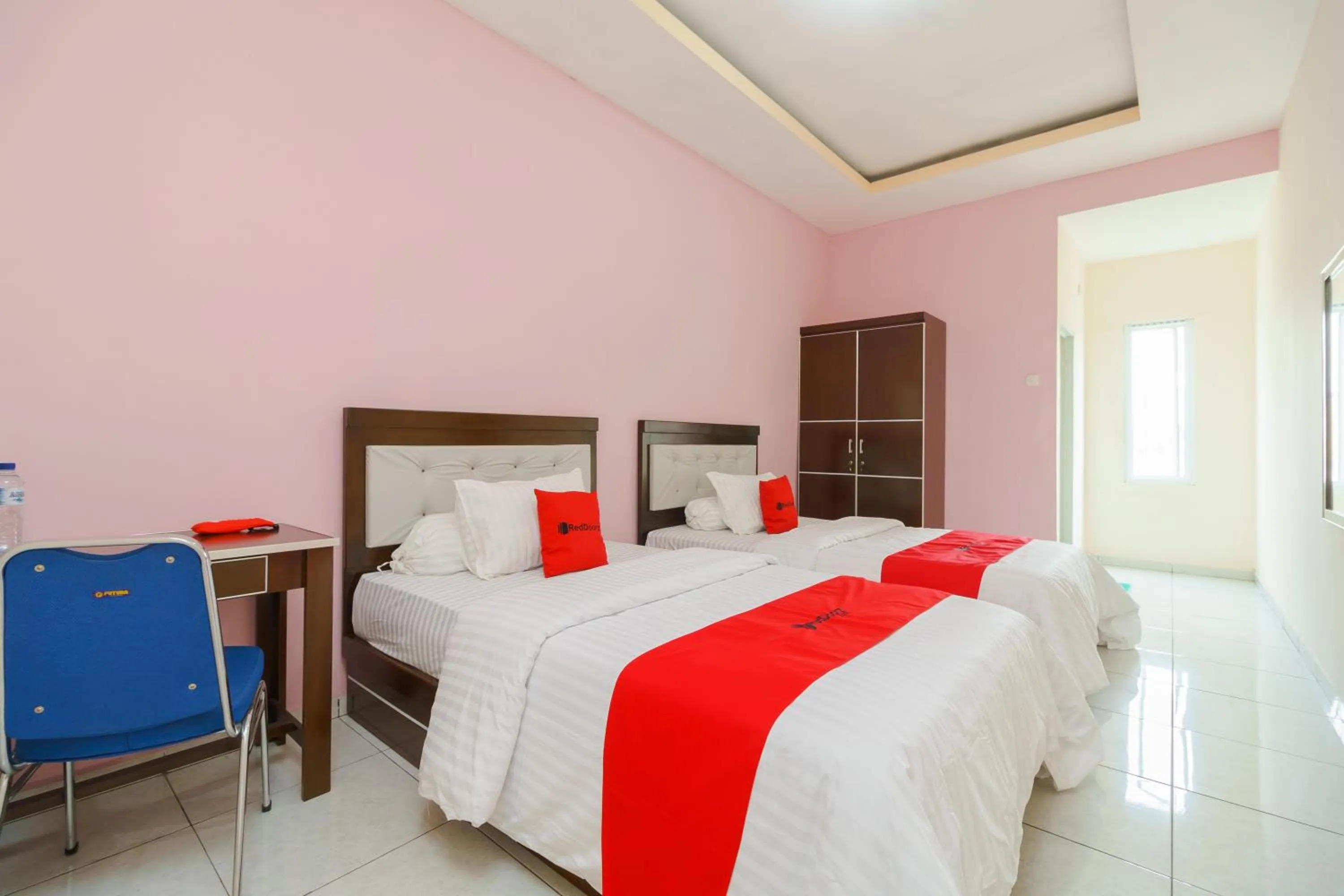 Bedroom, Bed in RedDoorz Syariah near Simpang Sekip Palembang