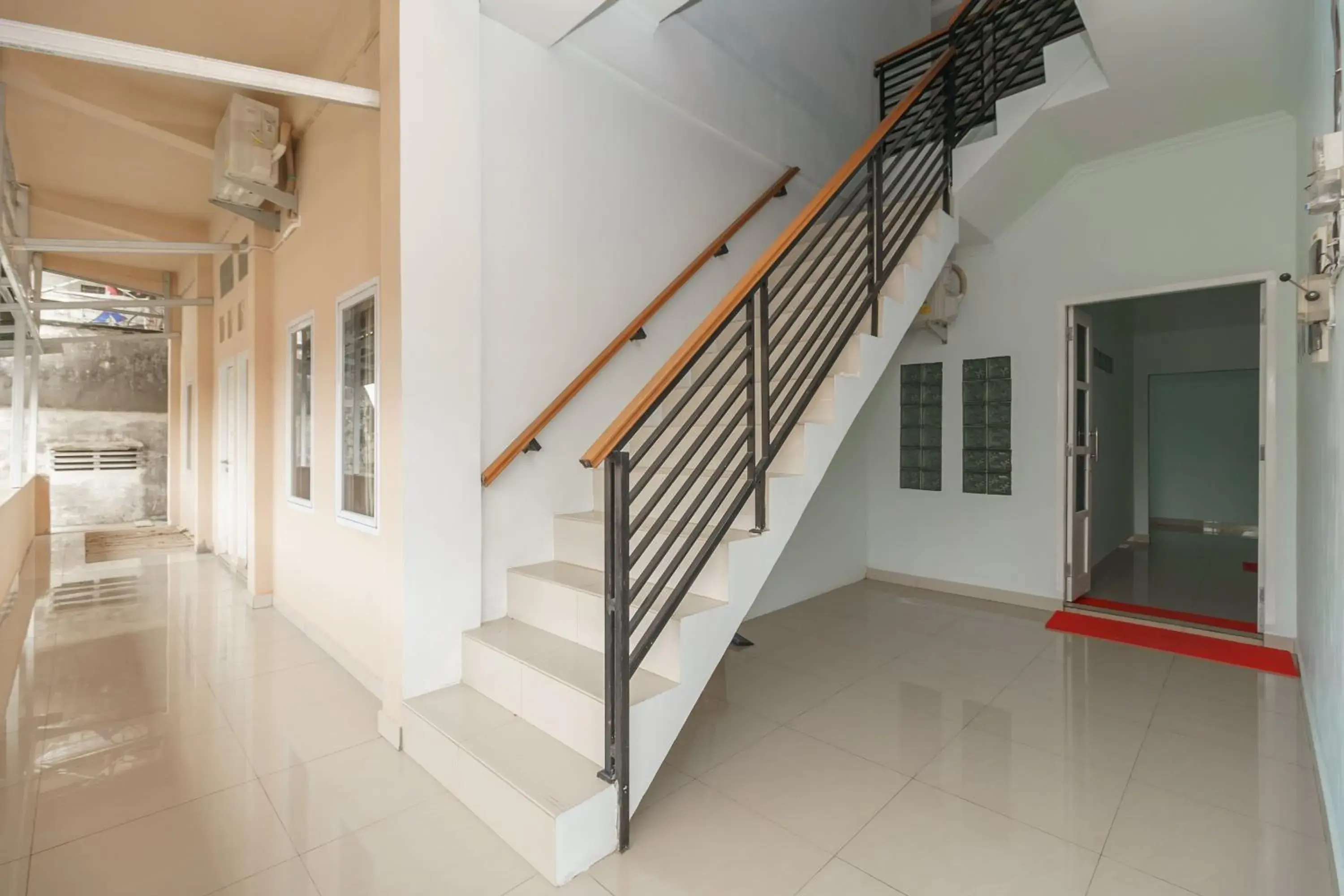 Facade/entrance in RedDoorz Syariah near Simpang Sekip Palembang Facade/entrance in RedDoorz Syariah near Simpang Sekip Palembang