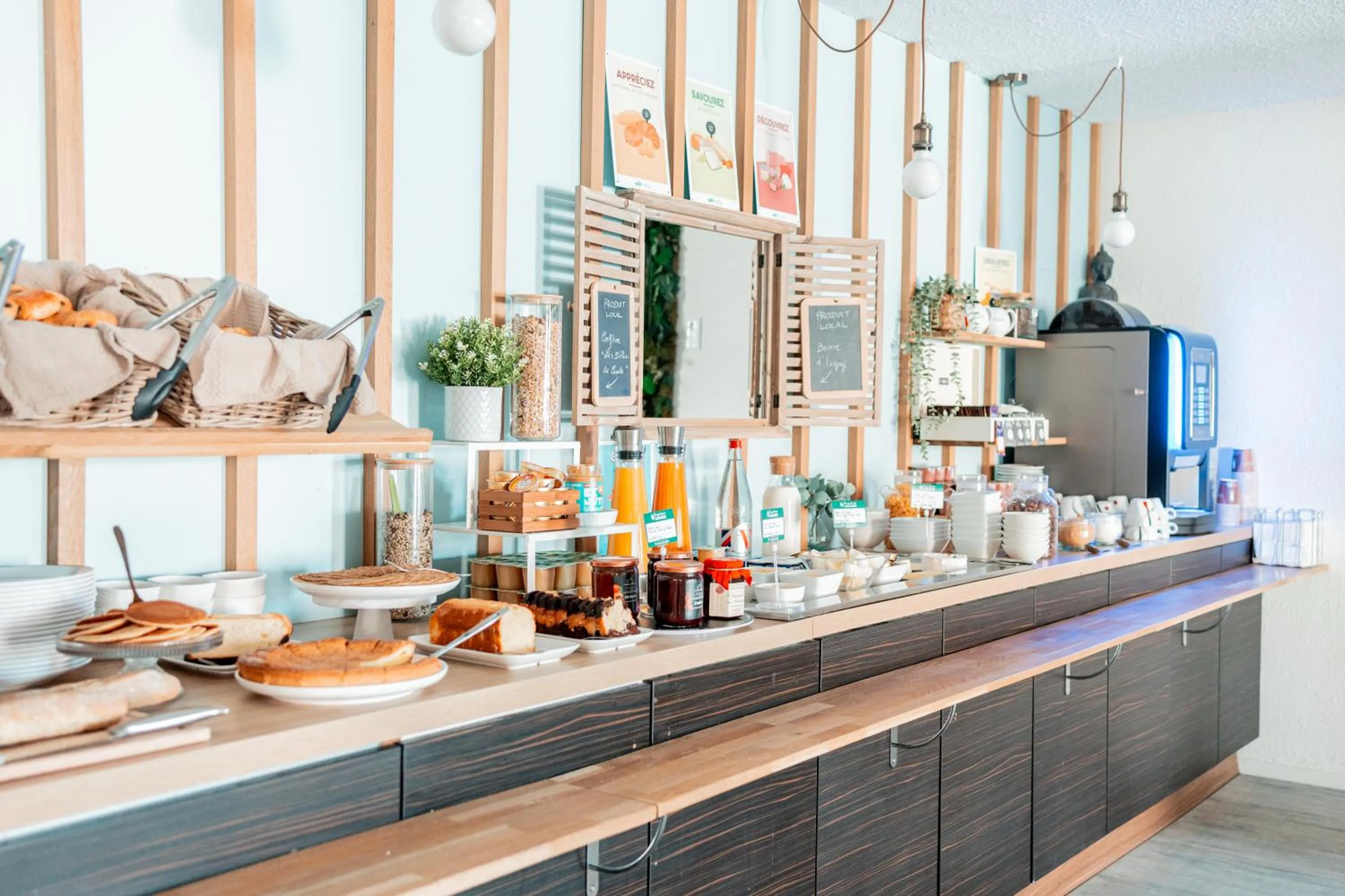 Breakfast in Brit Hotel Confort Saint-Lô