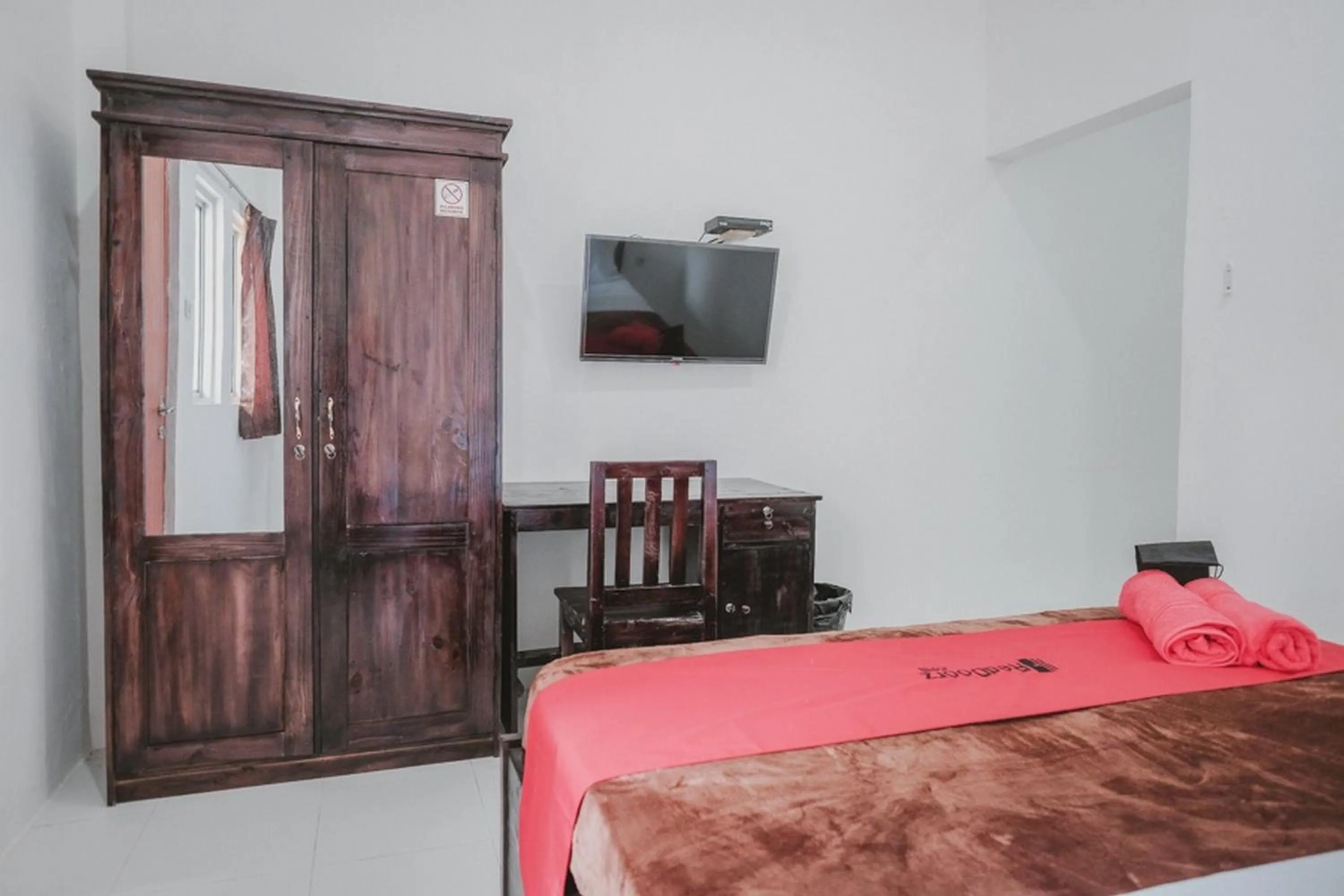 Bedroom in RedDoorz near Gatot Subroto Lampung 2