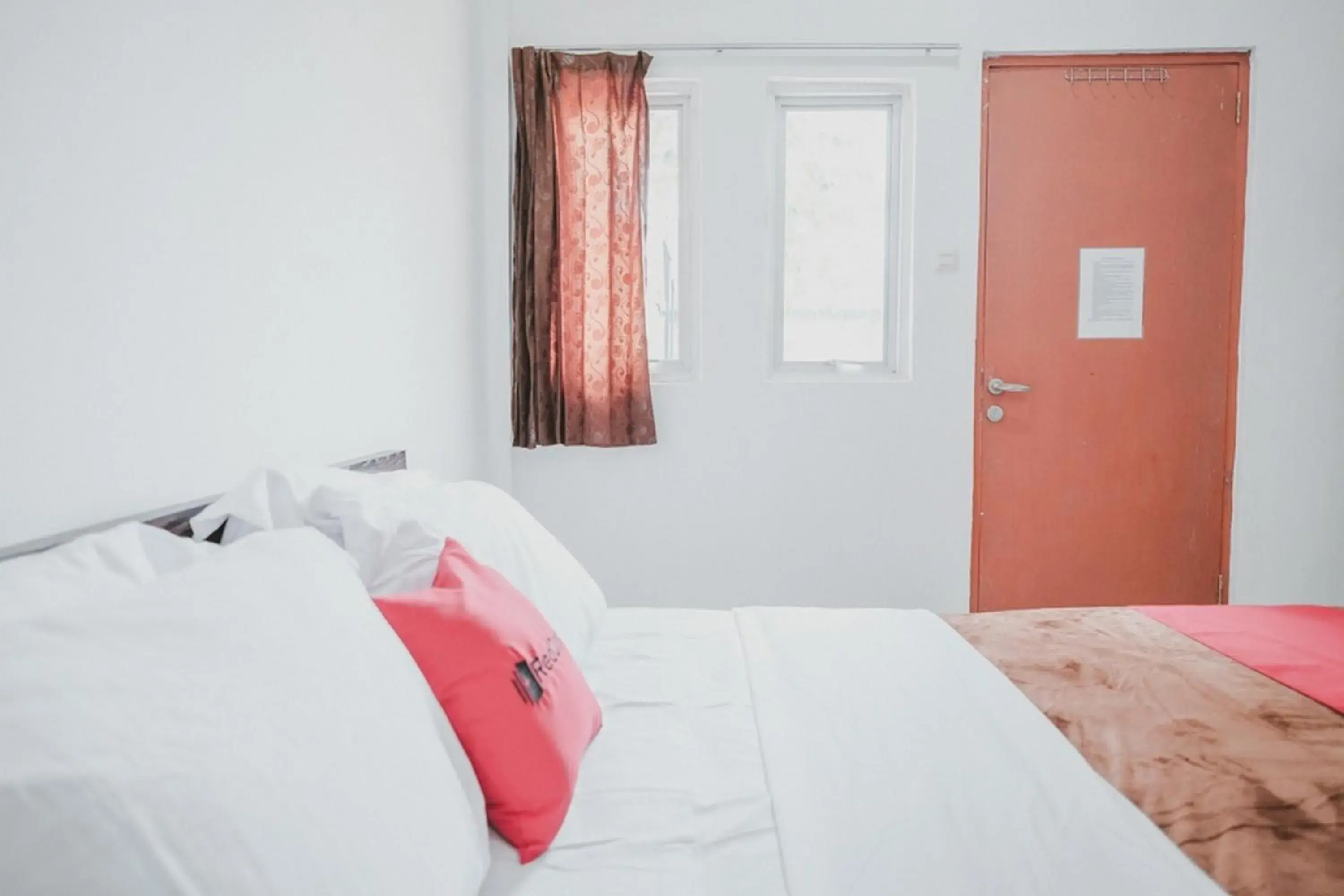 Standard Double Room in RedDoorz near Gatot Subroto Lampung 2 Standard Double Room in RedDoorz near Gatot Subroto Lampung 2