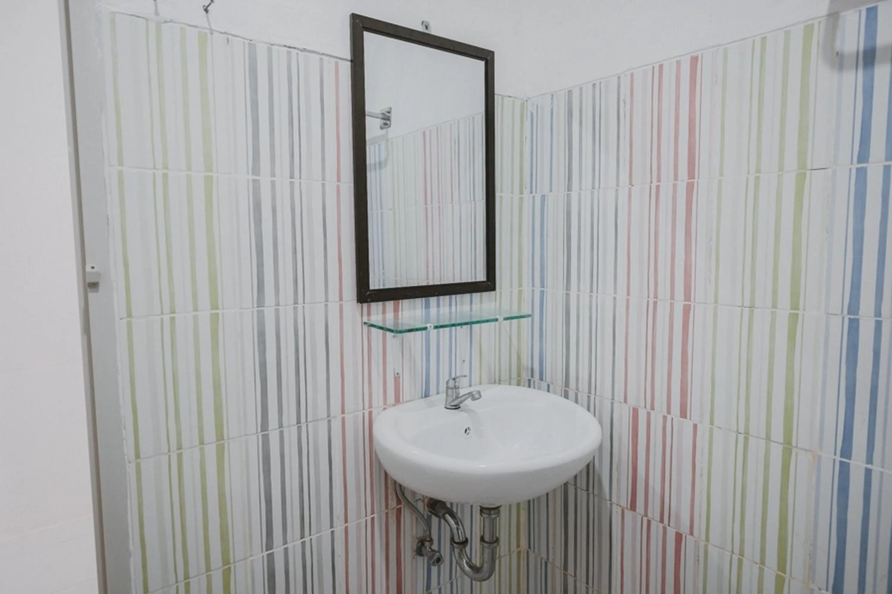 Bathroom in RedDoorz near Gatot Subroto Lampung 2