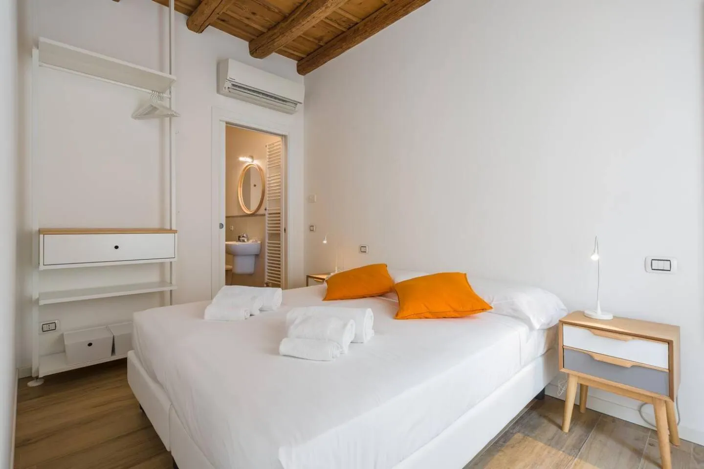 Bedroom, Bed in Truly Verona