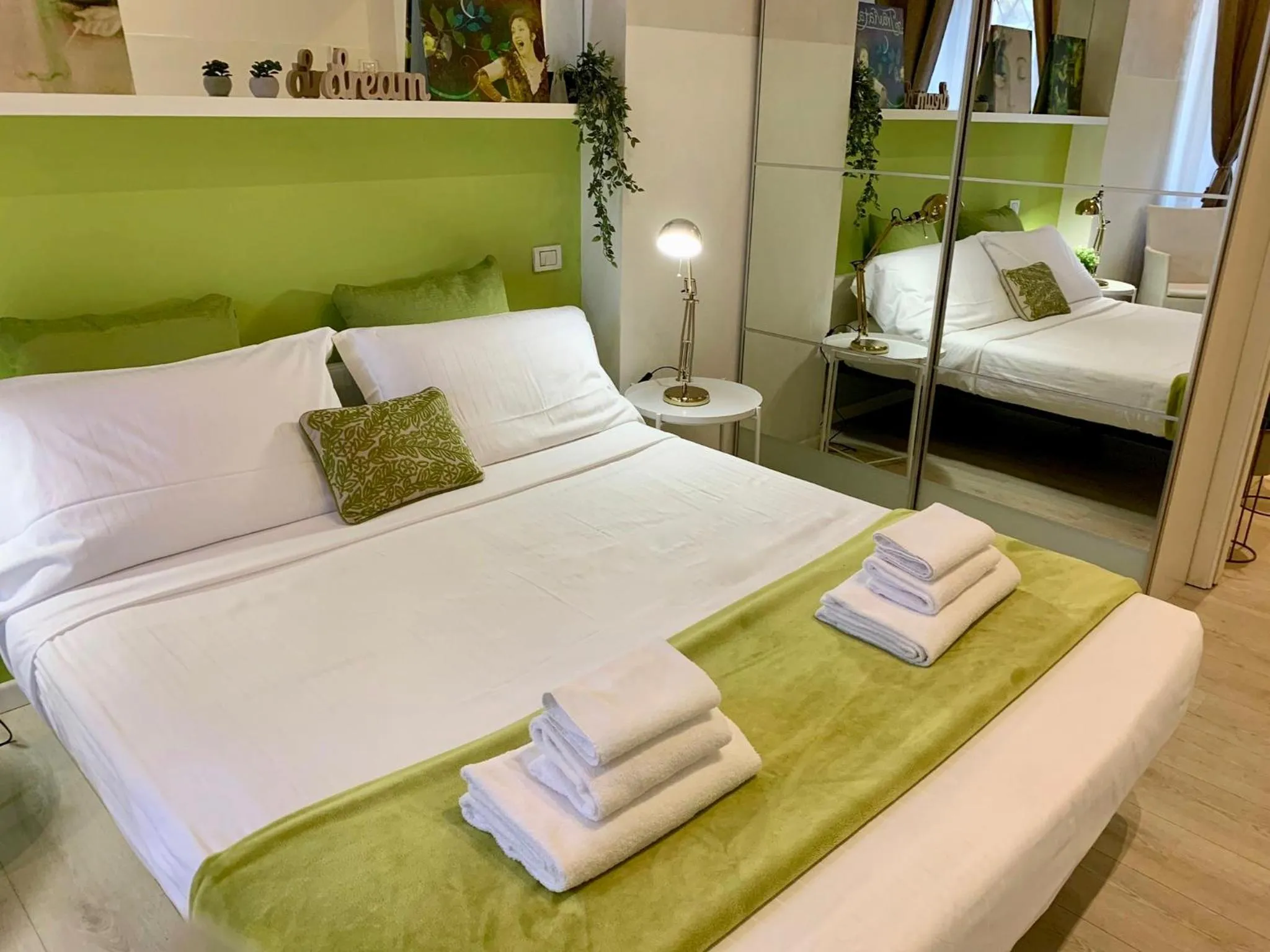 Bedroom, Bed in Truly Verona